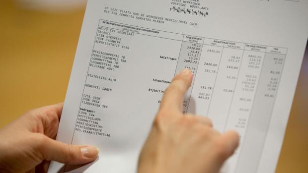 Persoon wijst op een financieel document met overzicht van kosten en factuurgegevens