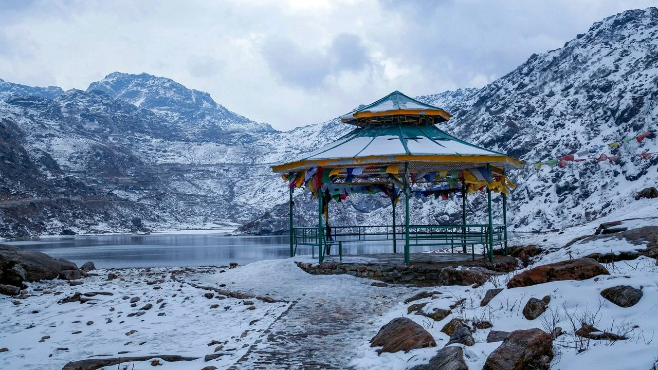 Snow-covered Tsomgo Lake