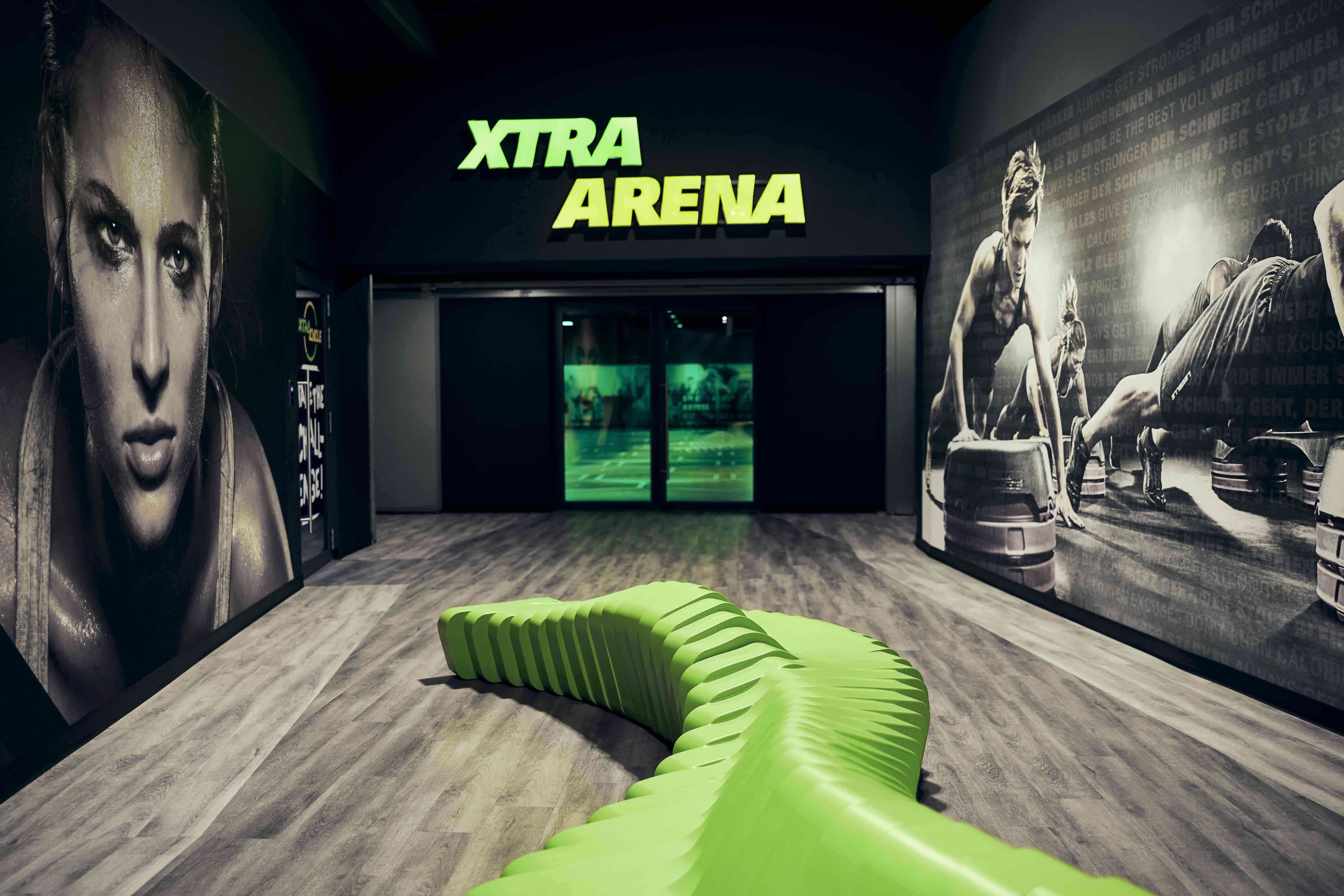 Dein XTRAFIT Gym in der Nähe bietet dir die perfekten Voraussetzungen um Zumba als effektives Workout für mentale und körperliche Gesundheit zu entdecken. In den modernen Kursräumen findest du eine energetische Community, super ausgebildete Trainer und die Musik, die dich in Bewegung versetzt.