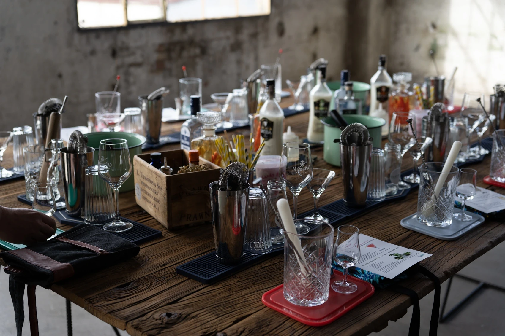 stół zastawiony akcesoriami miksologicznymi do warsztatów barmańskich