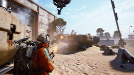 Scène de gameplay d’ARC Raiders PC : un soldat en combinaison orange engage un drone dans une zone désertique industrielle, avec tanks futuristes et murs en béton.