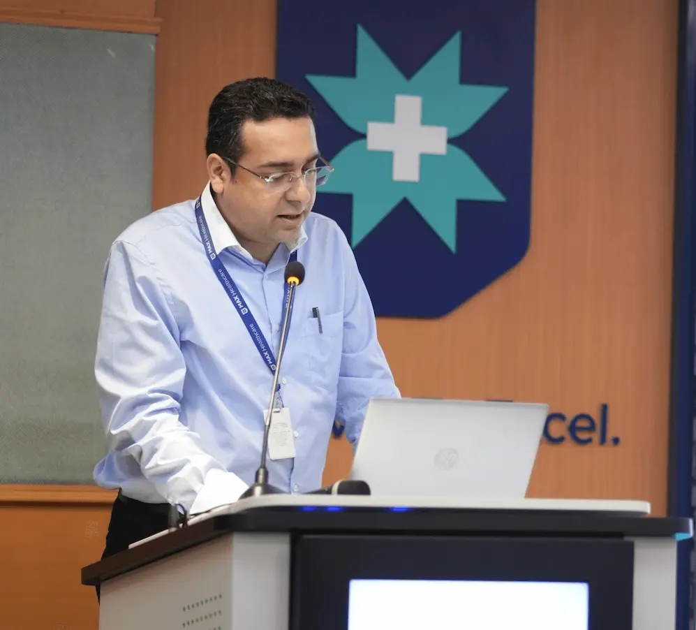 डॉ. Tushar Max Hospital में एक medical conference में भाषण दे रहे हैं।