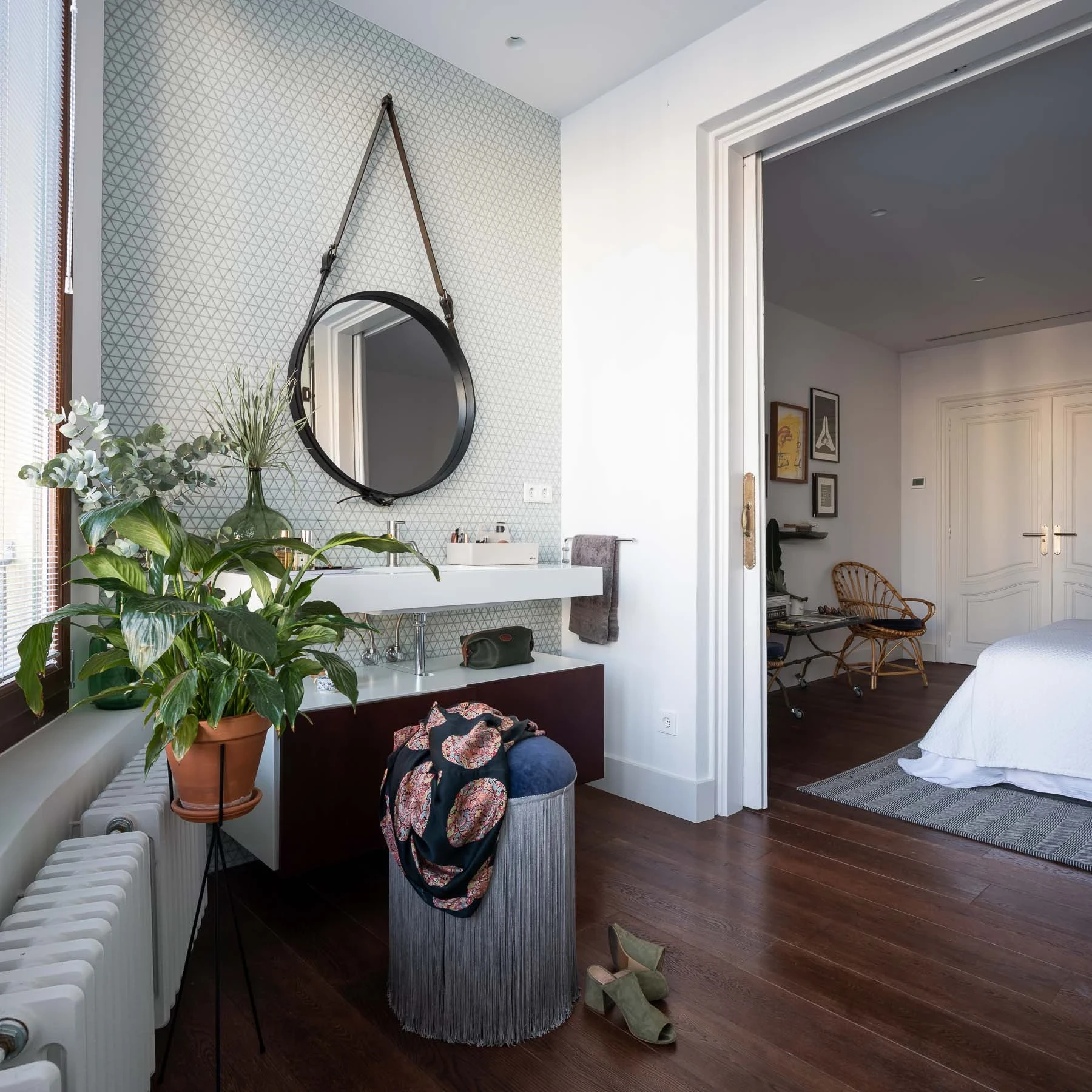 Design intérieur, salle de bain ouverte sur chambre, portes coulissantes, bois