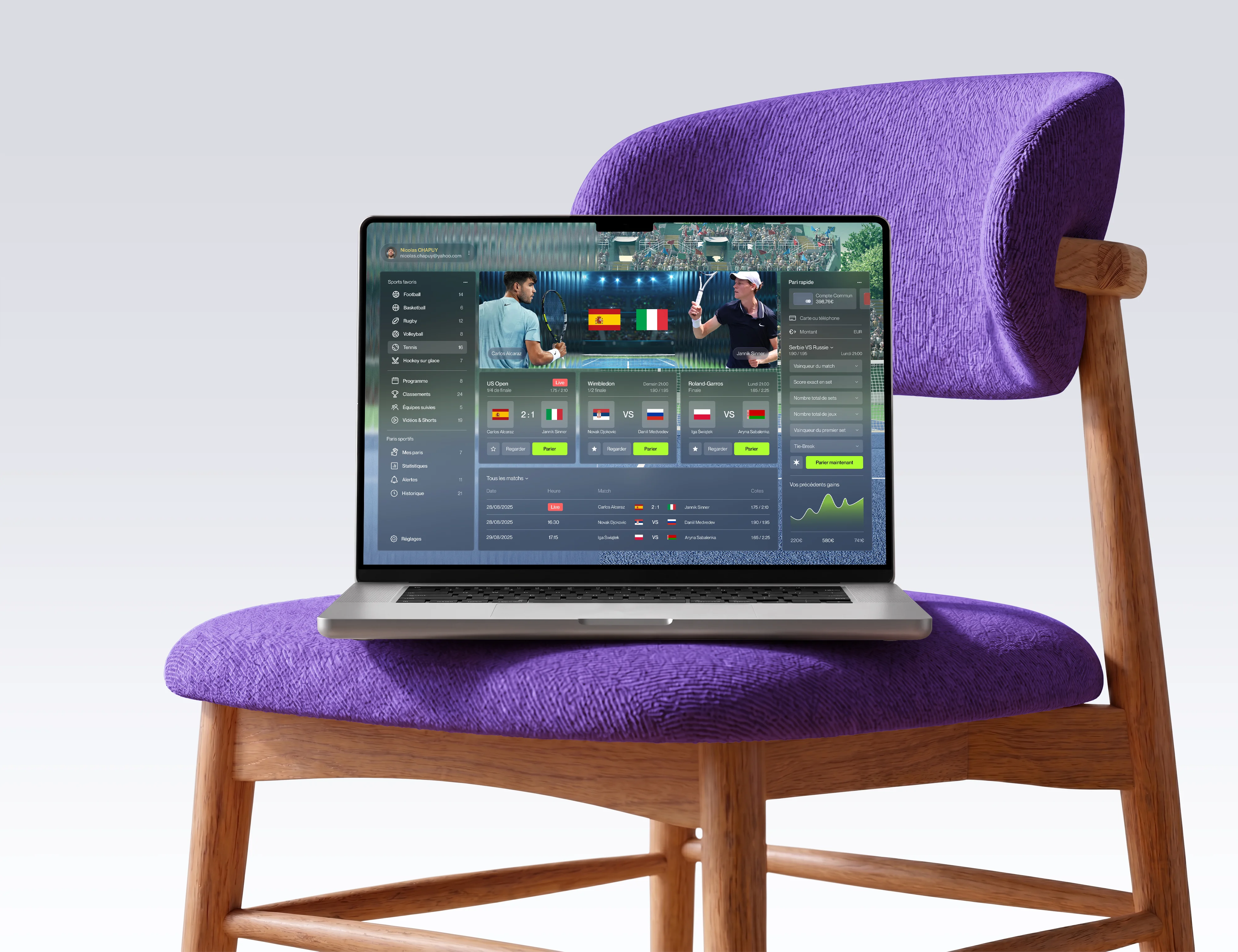 Un ordinateur portable affichant l'interface Sport de Yahoo! est posé sur une chaise violette en bois.