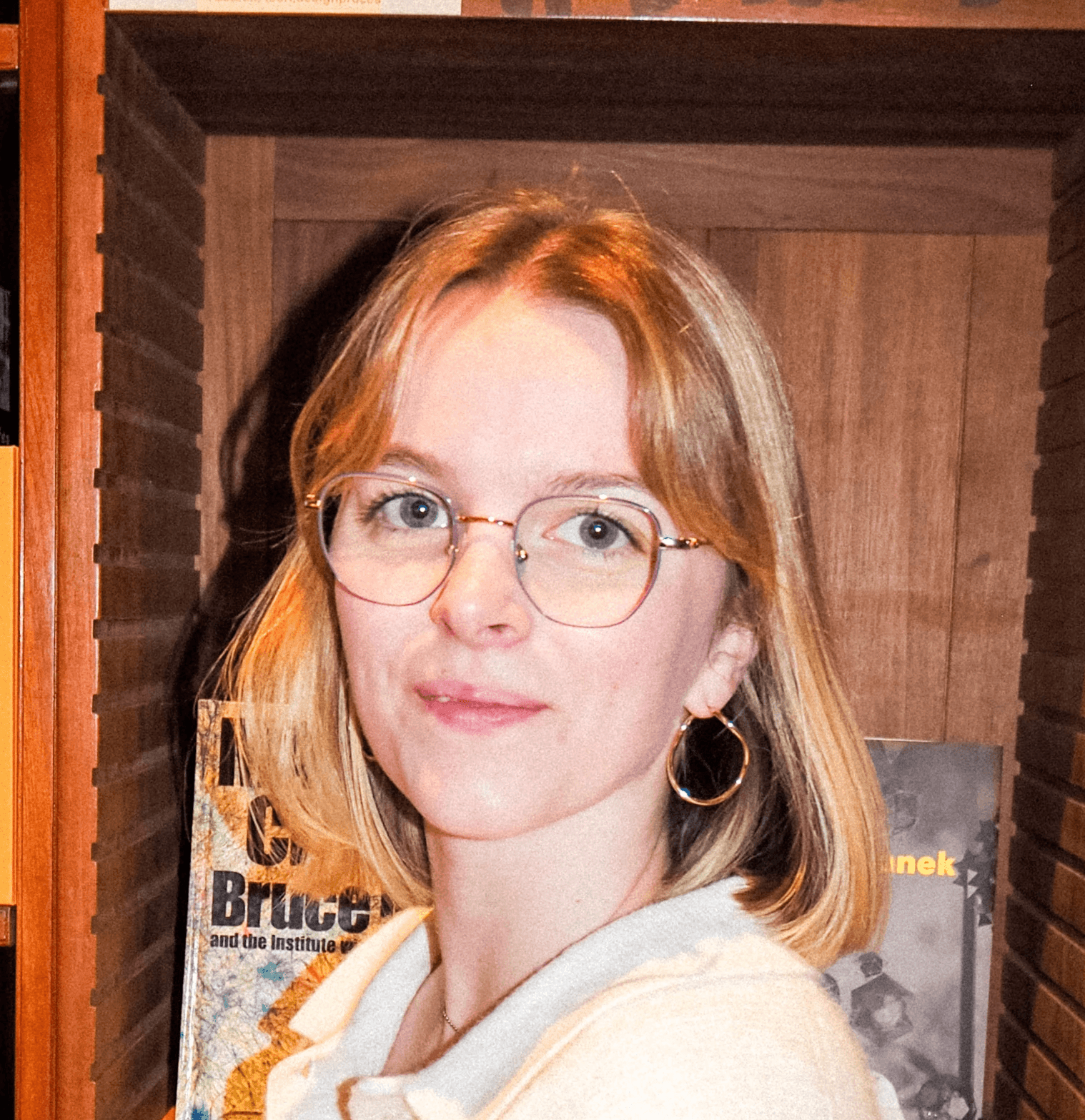 Stéphanie smiling in a library.