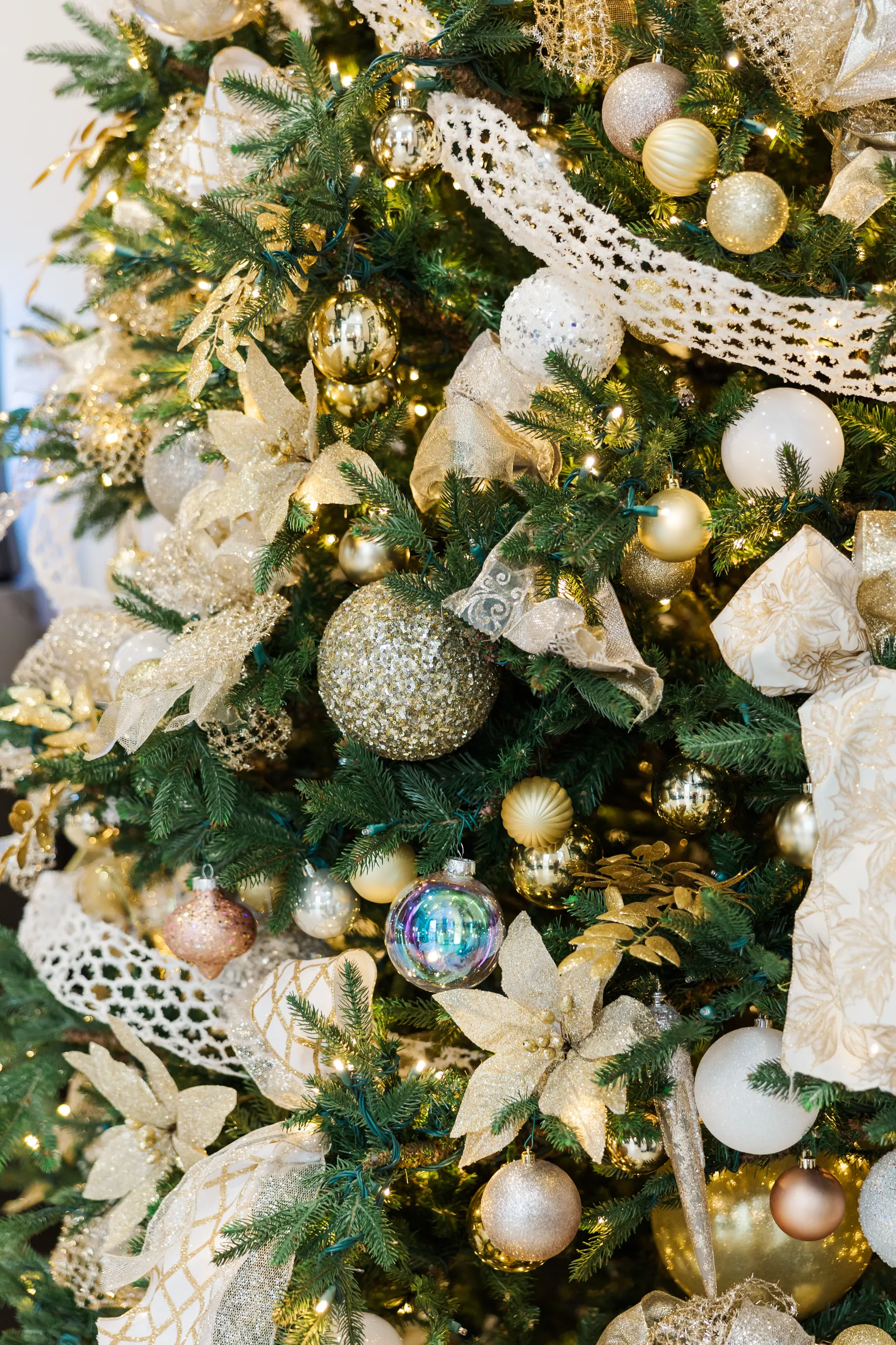 Luxury table setting by Sarah Overall Events with pink embroidered napkins, gold-rimmed plates, floral arrangements, and personalized menus in Shreveport.