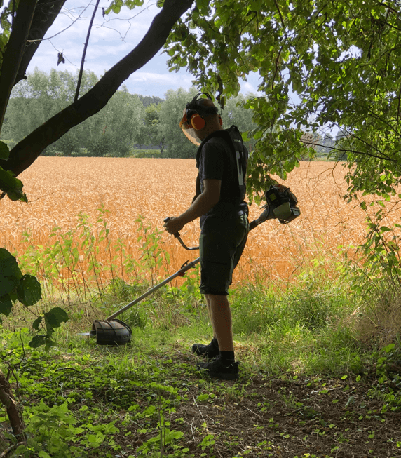 Bild von einem Mann der Landschaftspflege verrichtet