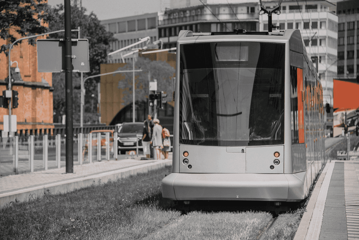 Moderne Straßenbahn im Stadtverkehr für das Angebotskonzept RheinTakt der Rheinbahn