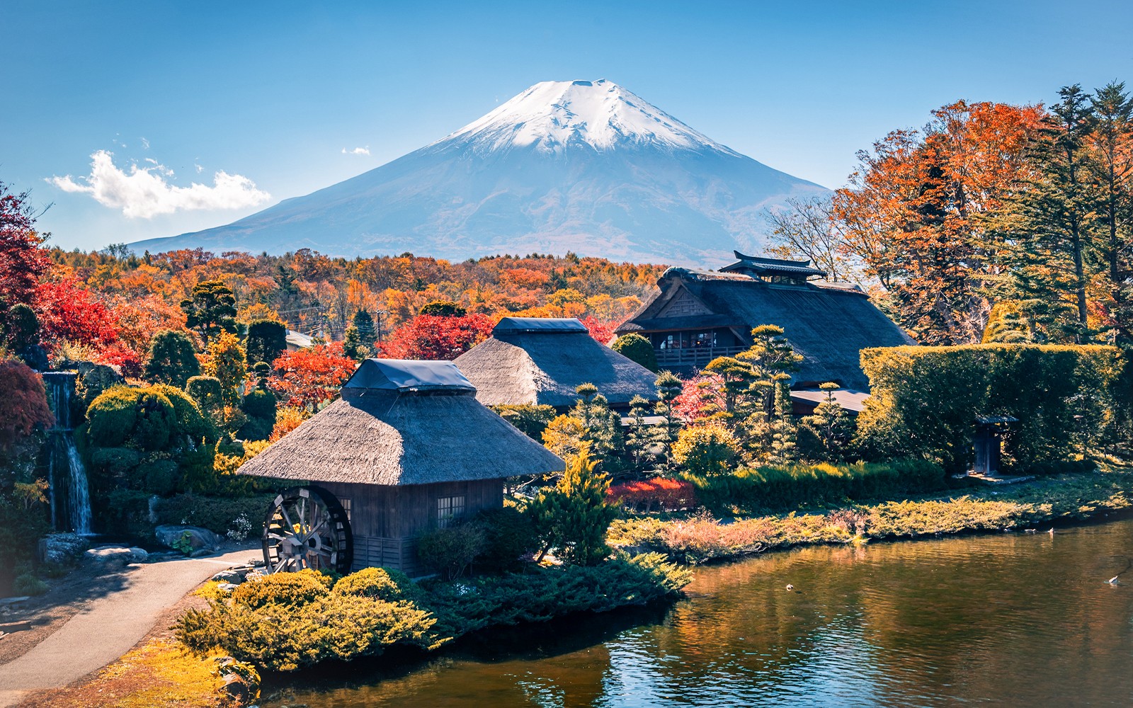 Tanawin ng Bundok Fuji mula sa Lawa ng Ashi habang may bangkang naglalayag, Japan.