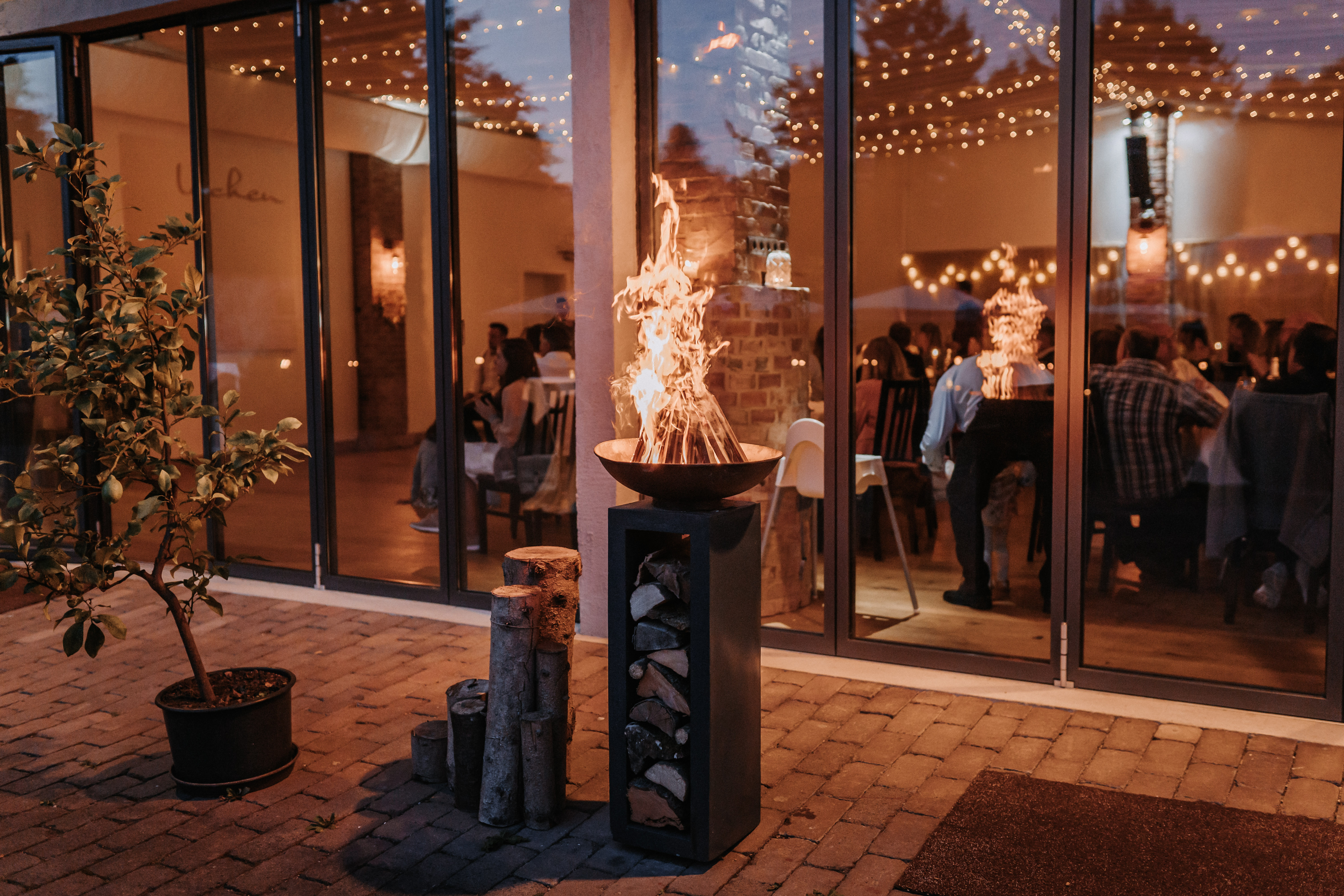 Eventhalle bei Nacht mit  Feuerstelle