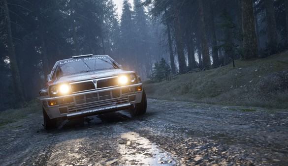 Lancia de rallye avec phares allumés sur route humide en forêt, ambiance sombre et réaliste – Assetto Corsa Rally PC Steam