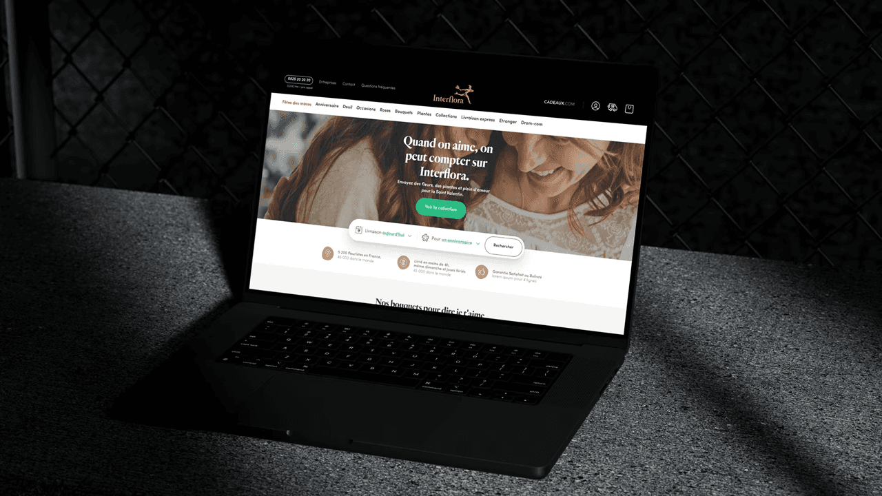 Page d'accueil du site interflora affiché sur un ordinateur portable