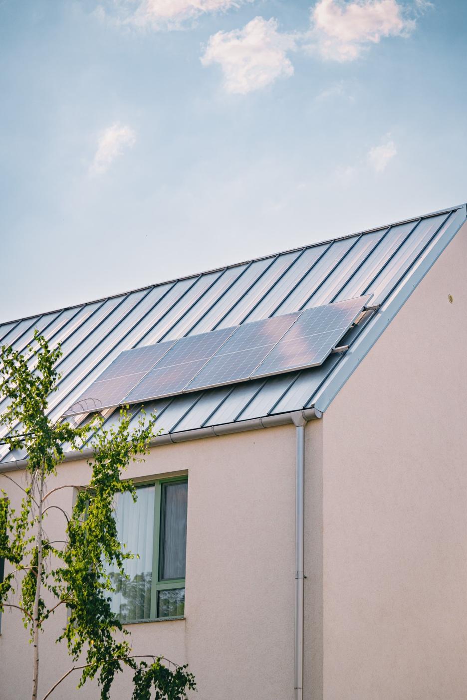 Solar panels on a roof of a house
AI-generated content may be incorrect.