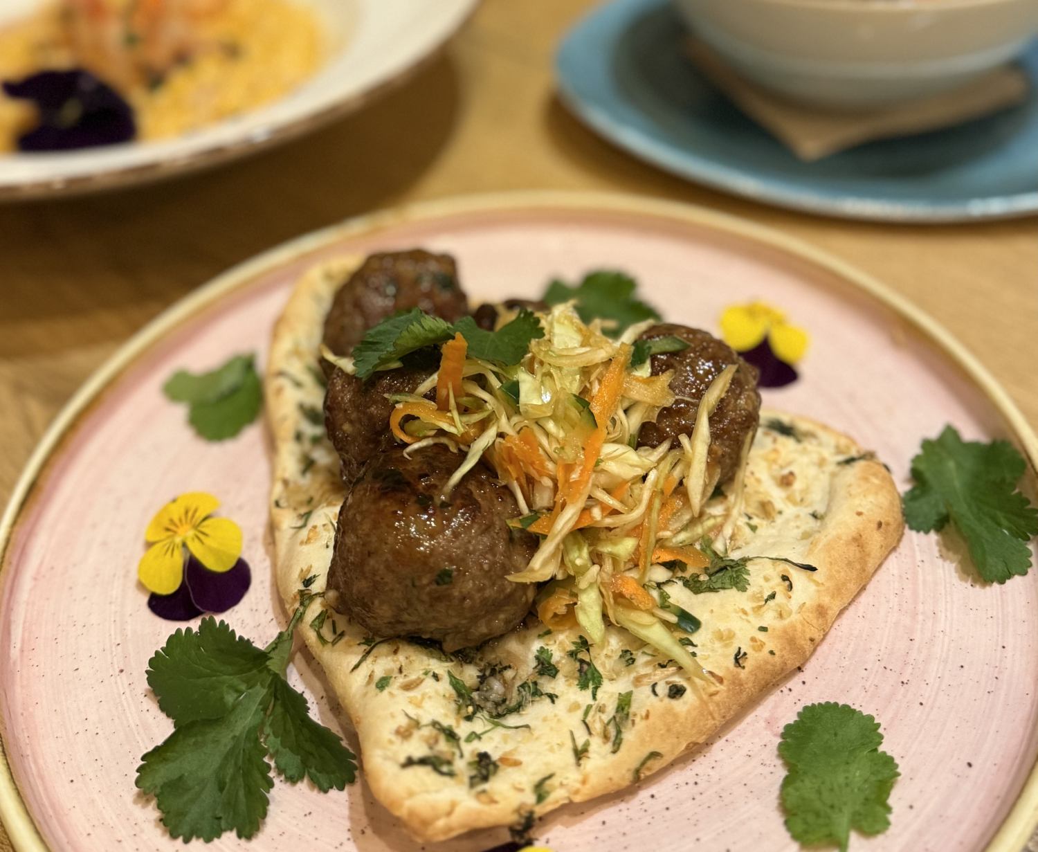 Danie serwowane podczas rodzinnego obiadu w restauracji pod Poznaniem