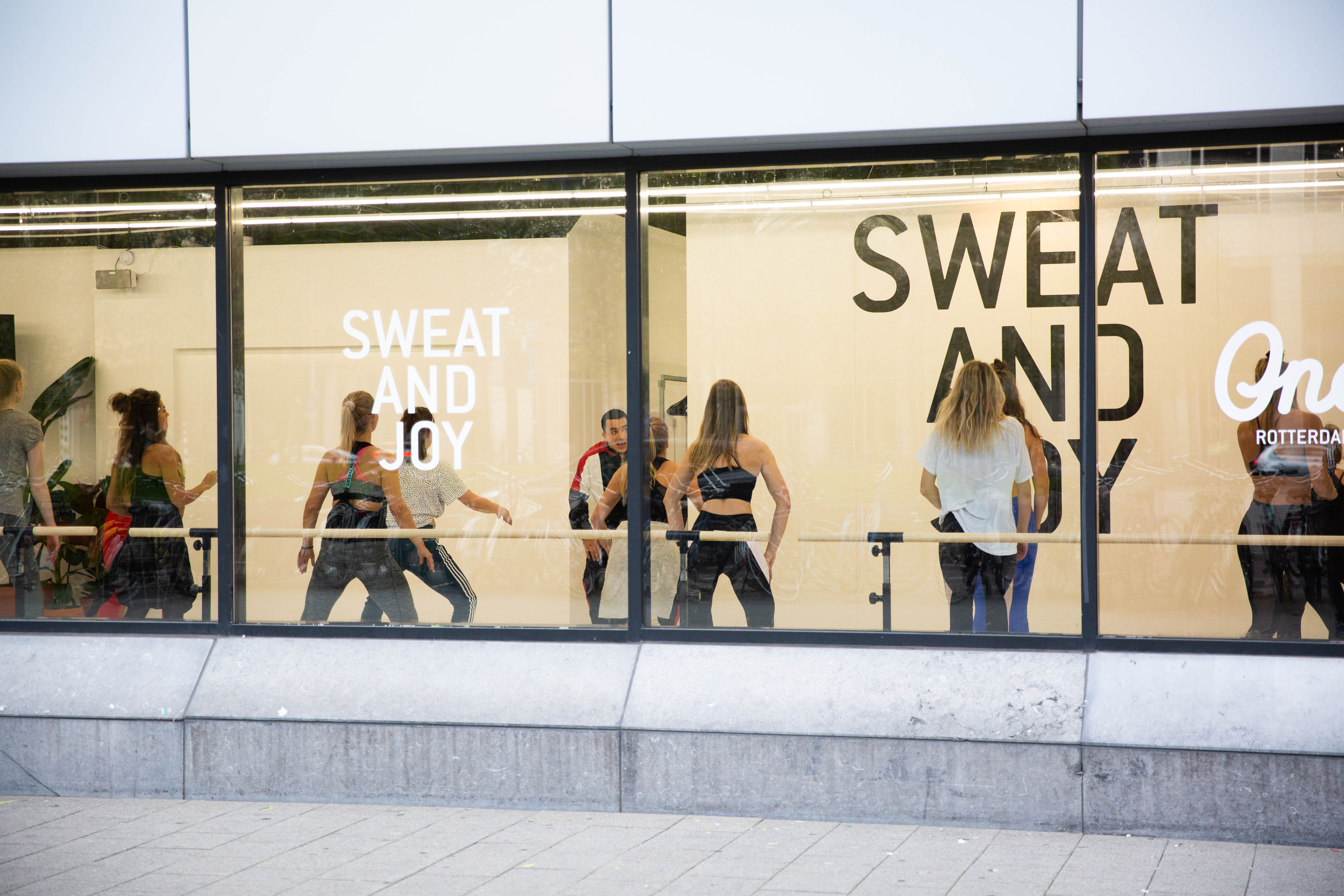 Photo taken from the outside on streetlevel, partially viewing inside the popup gym