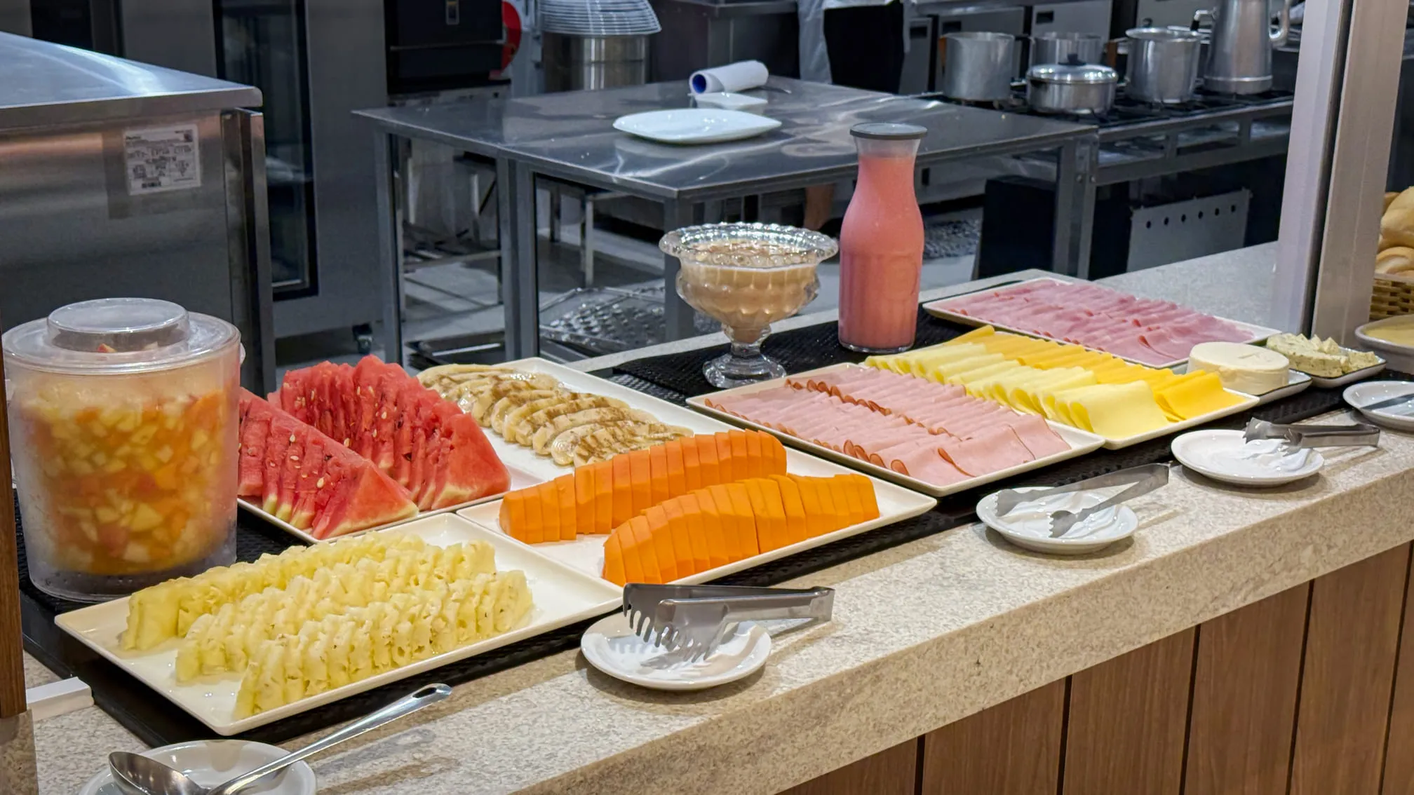 Frutas frescas, frios e opções leves para começar o dia.