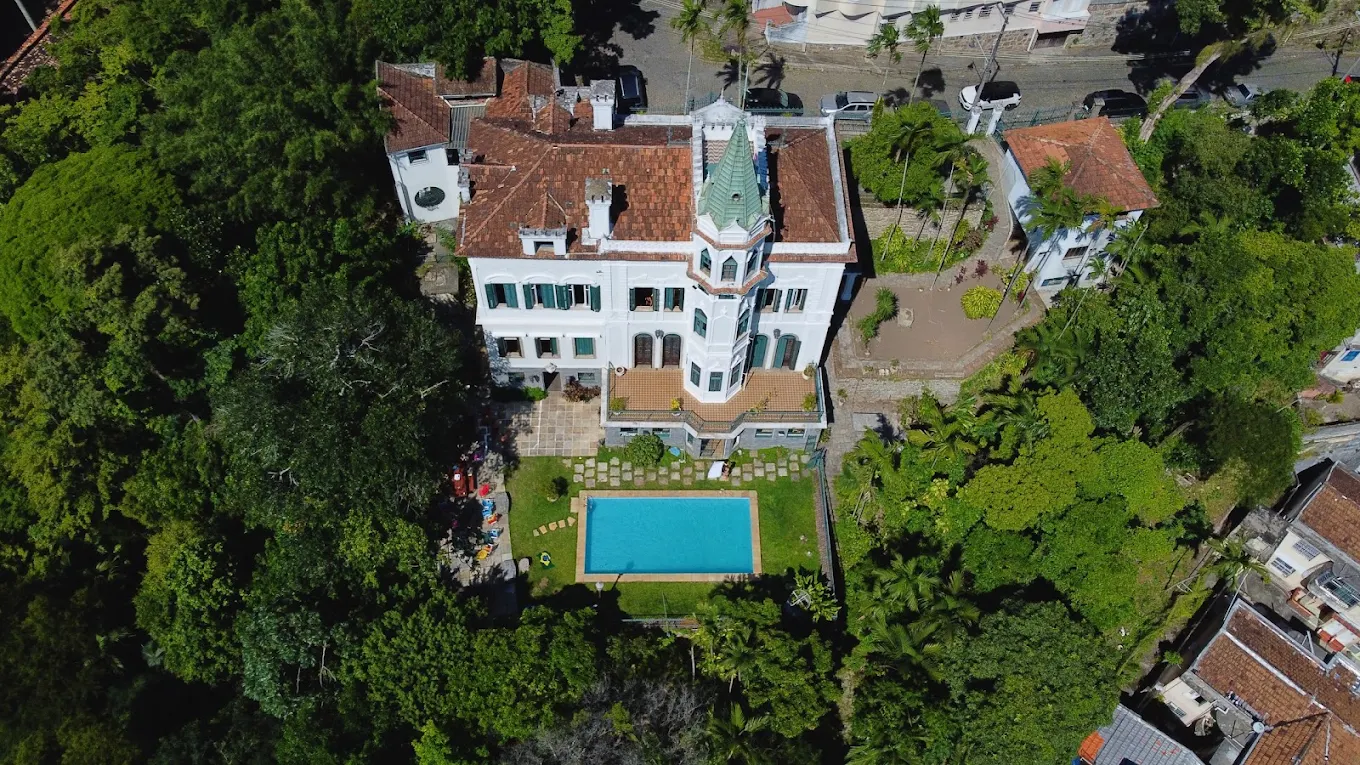 demeure entouré de forêt et d'un piscine, vue aérienne