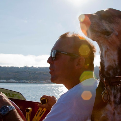 Cliente y su perro disfrutando de un Tour en Lancha Rápida