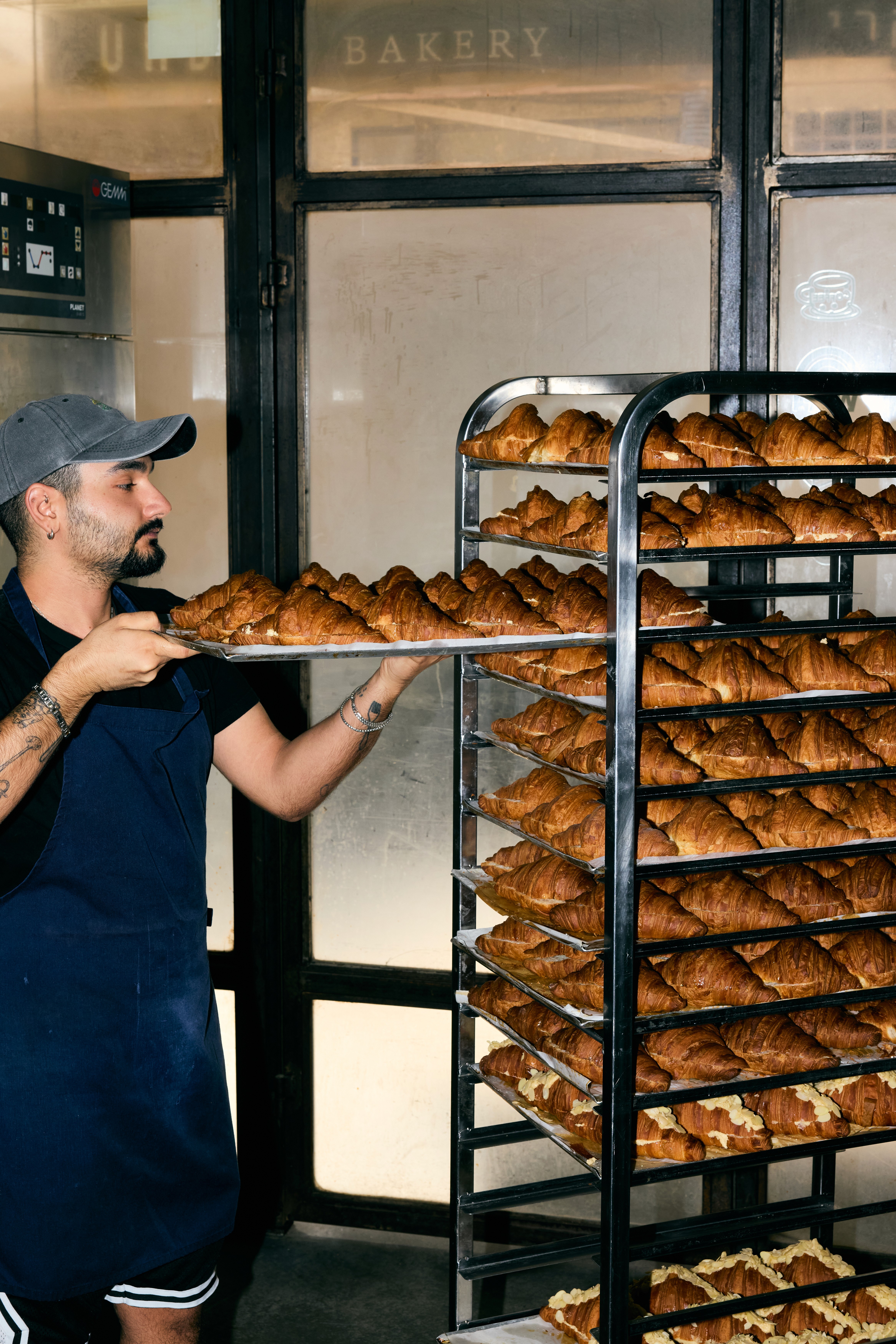 קרואסון חמאה פריך בשכבות, אפוי טרי מדי בוקר