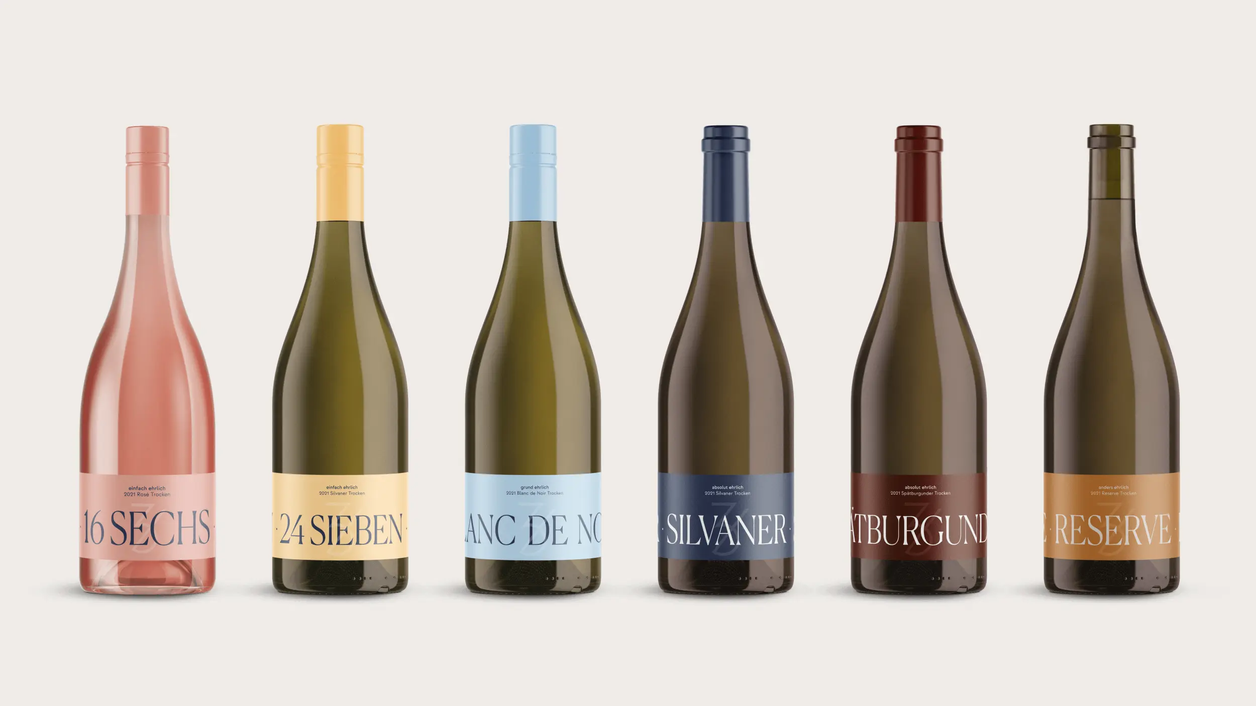 Sechs Weinflaschen Dreizeilenwein mit farbigen Etiketten in einer Reihe