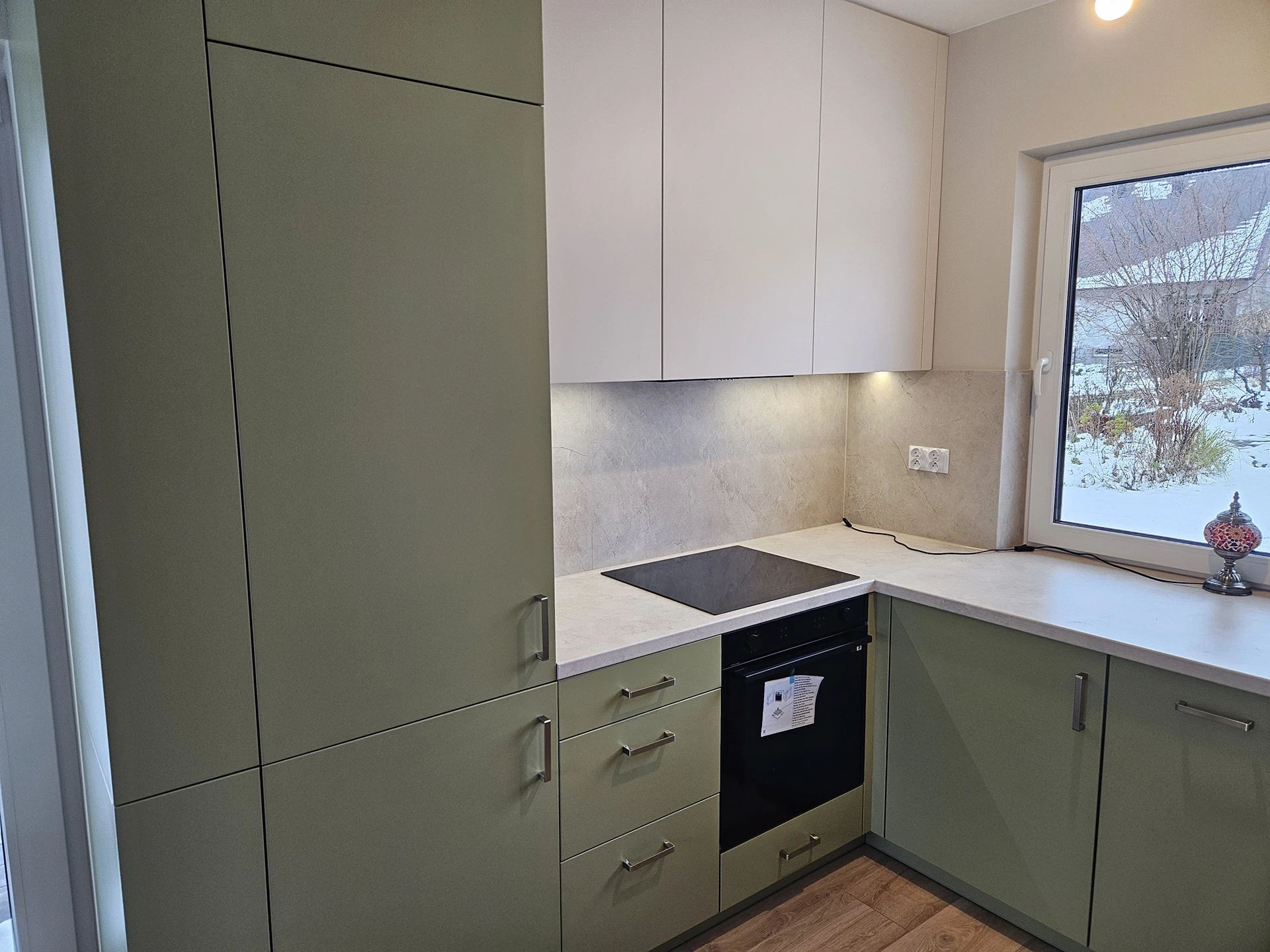 Kuchnia w kolorze szałwiowym z jasnym blatem – nietypowe kolory mebli na zamówienie.