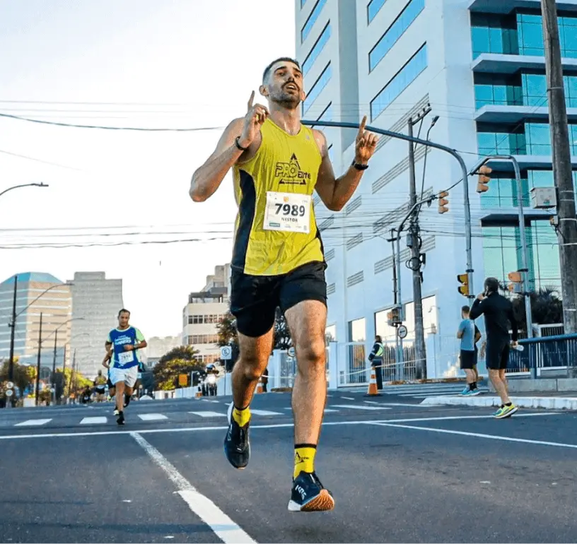imagem do treinador nestor da pro elite vencendo uma corrida de rua