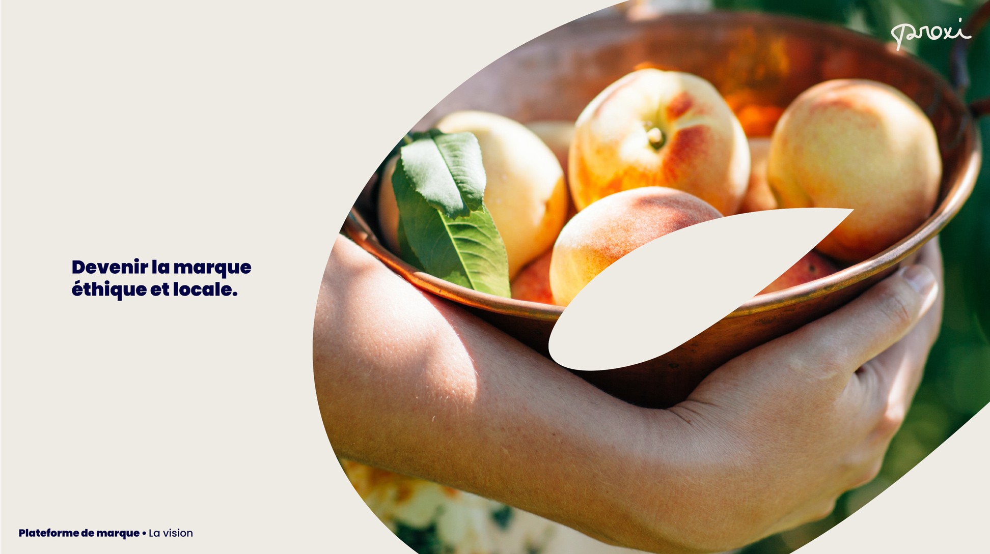 Devenir la marque éthique et locale. Vision de Proxi + photo d'un saladier de pêches dans une main.