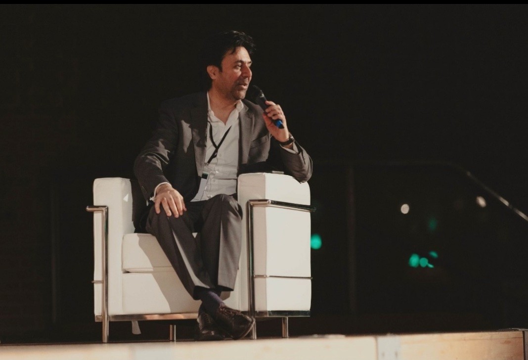 Person with light blue shirt looks to his right side