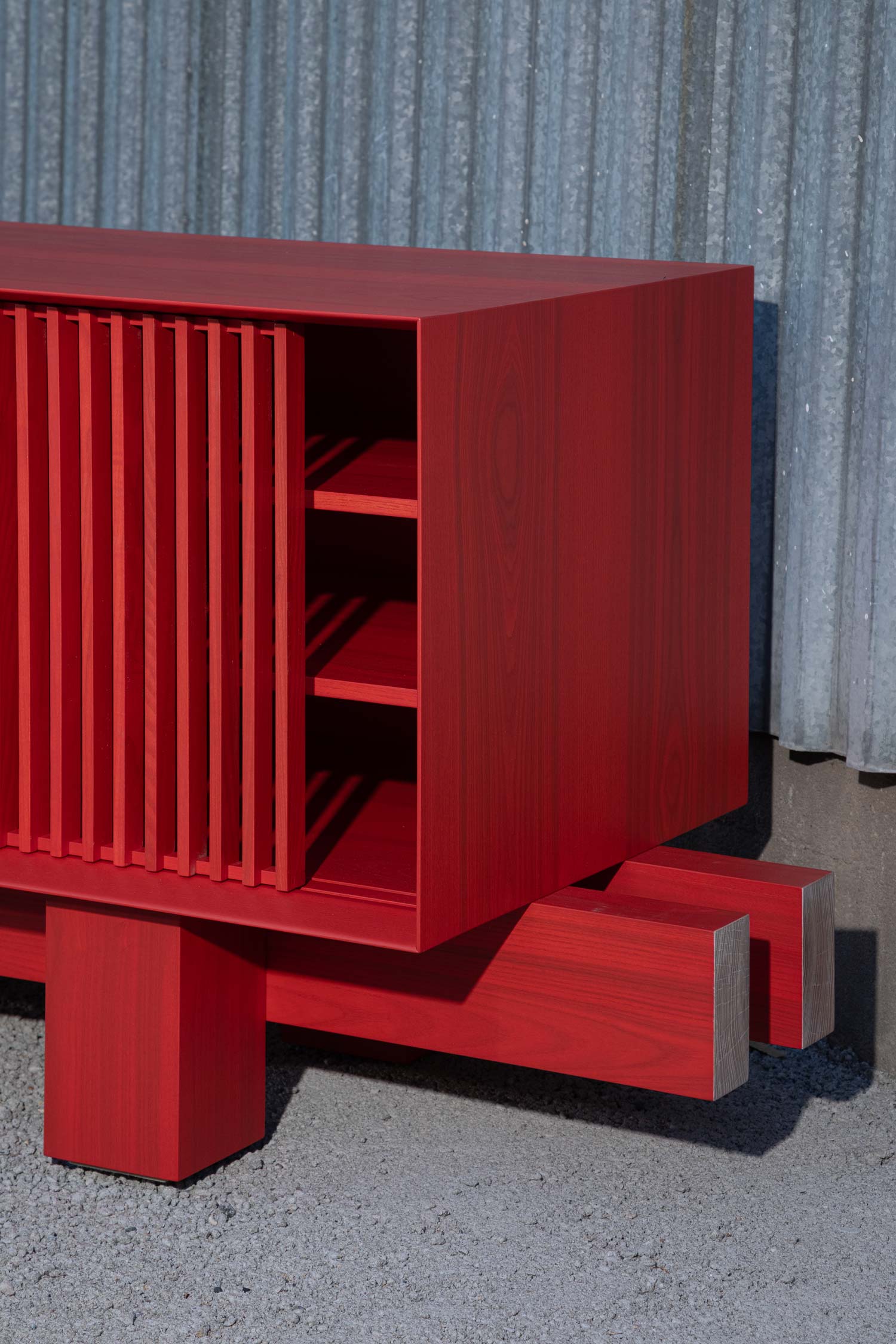 detail-of-red-nam-solid-wood-handcrafted-sideboard-design-jiri-krejcirik-02