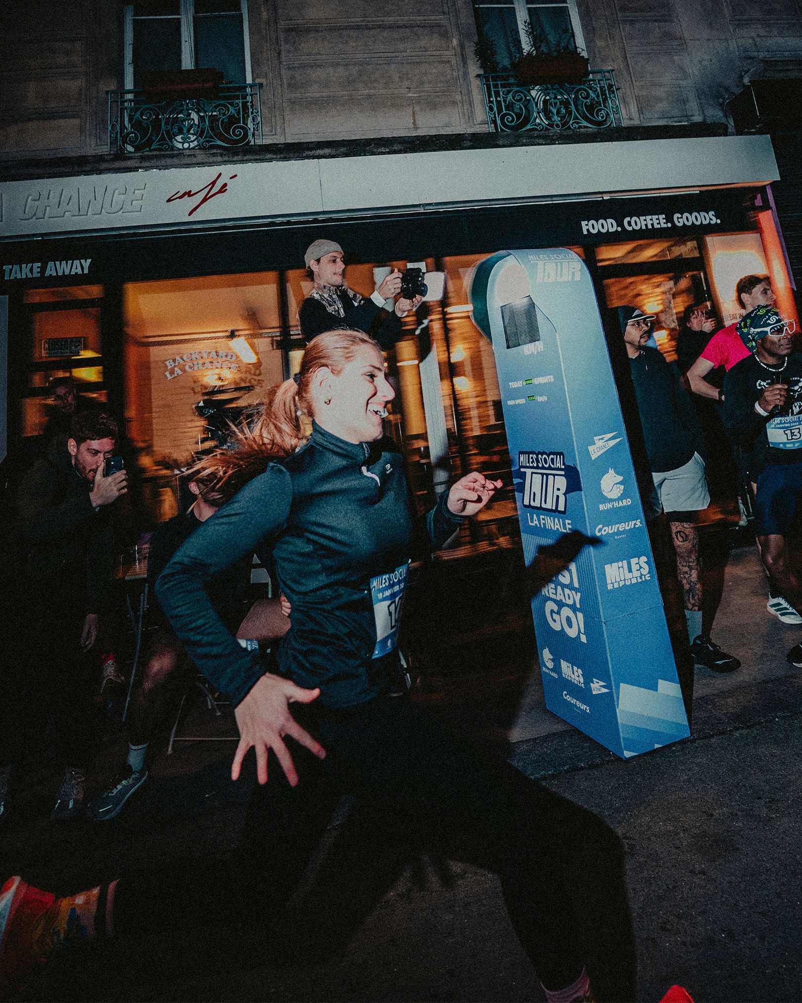 Design de merchandising pour un évènement de course à pied - tee shirt vue de dos avec zoom sur e design graphique