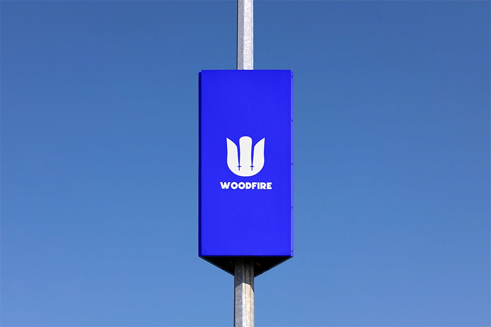 Logo woodfire en ville avec un ciel bleu