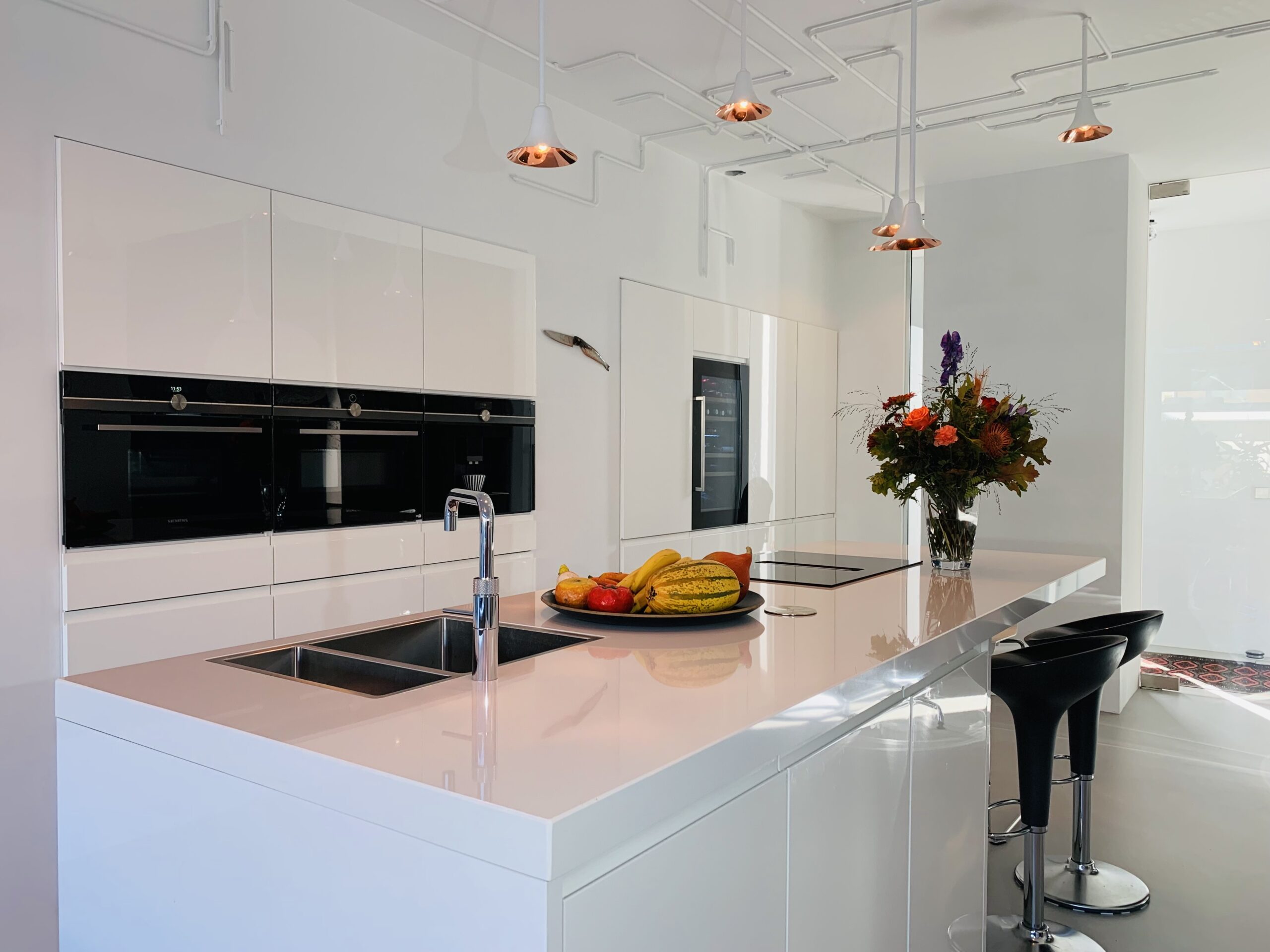 Donkere moderne keuken Keukenmontage Kort