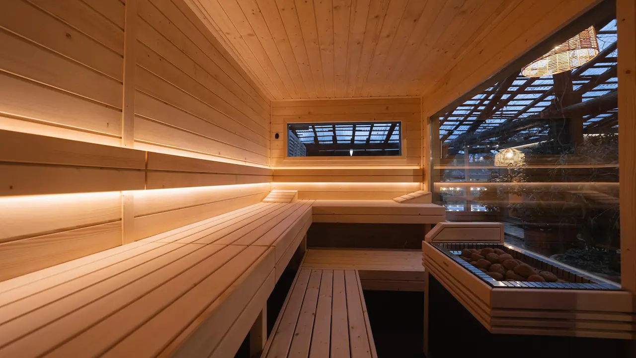 Sauna von innen nach aussen fotografiert mit Blick aus dem grossen Fenster