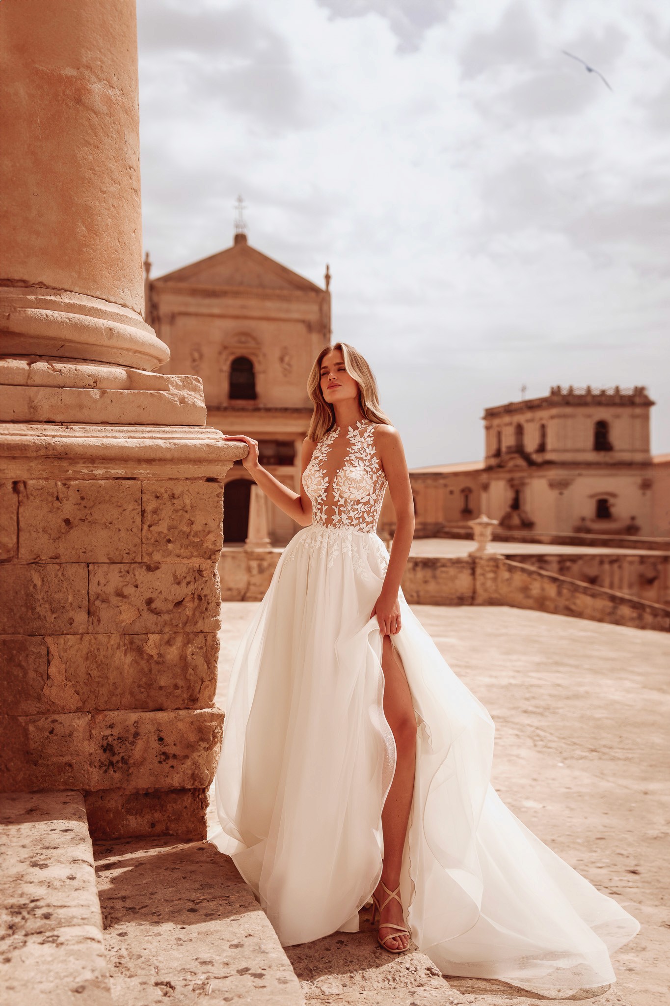 A-Linie Brautkleid von Anna Sposa mit Spitzenoberteil und Tüllrock mit Schlitz– Rhein-Main Brautmode