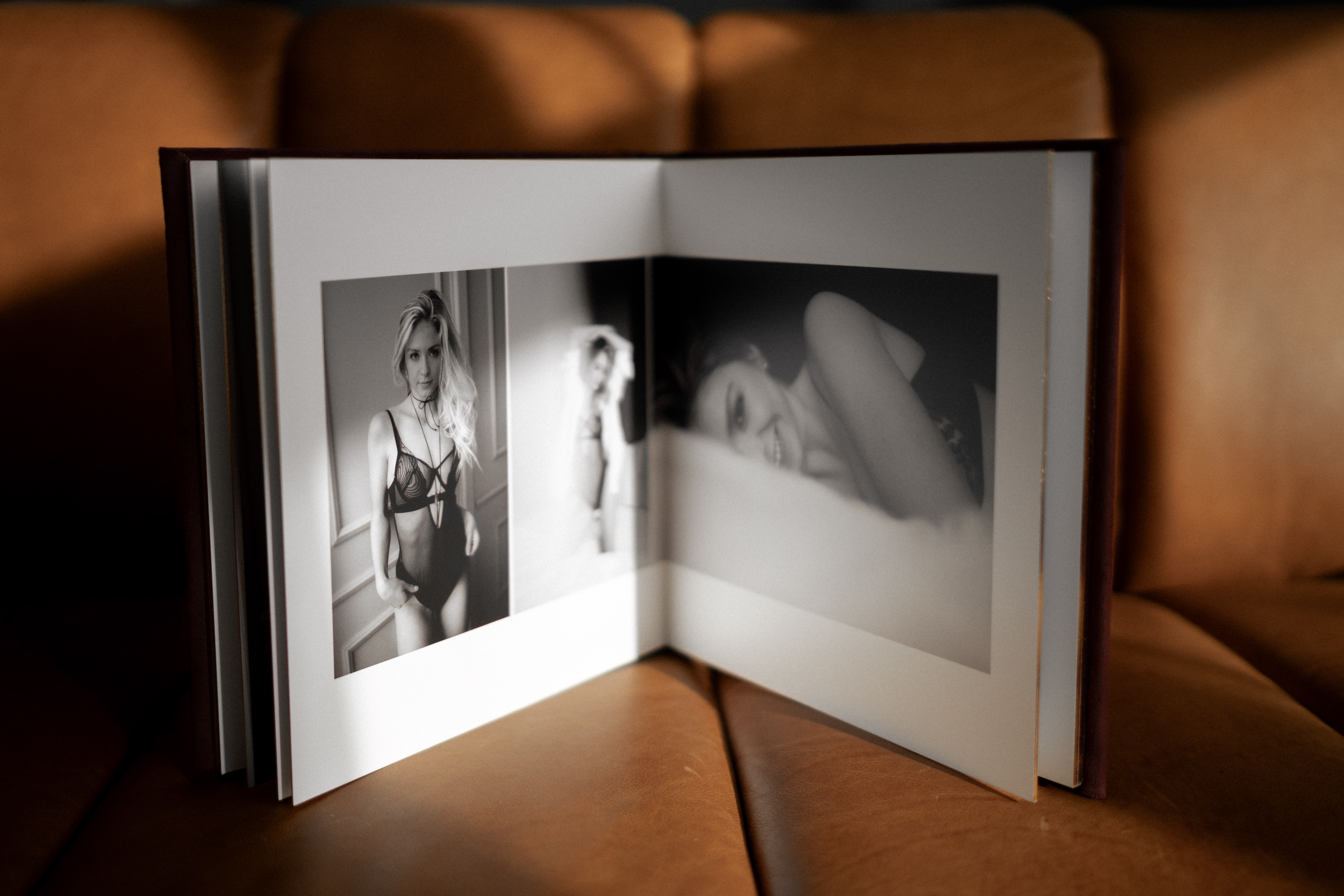 Luxury boudoir photo album by photographer Ramona, Solothurn, Switzerland.