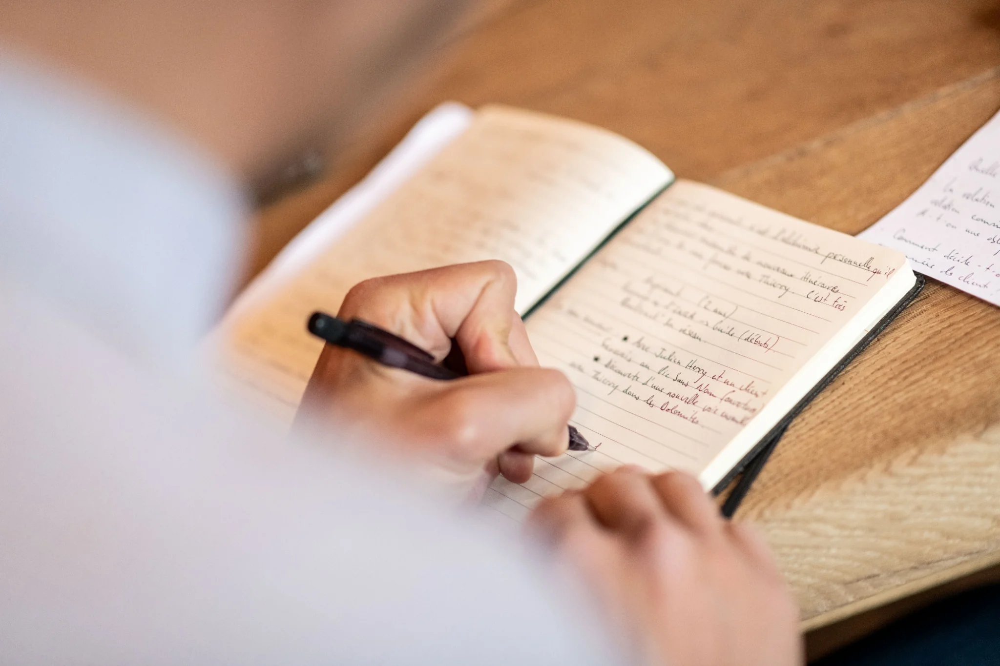Prise de notes manuscrite — réflexion sur la stratégie de slow content et la rédaction de qualité
