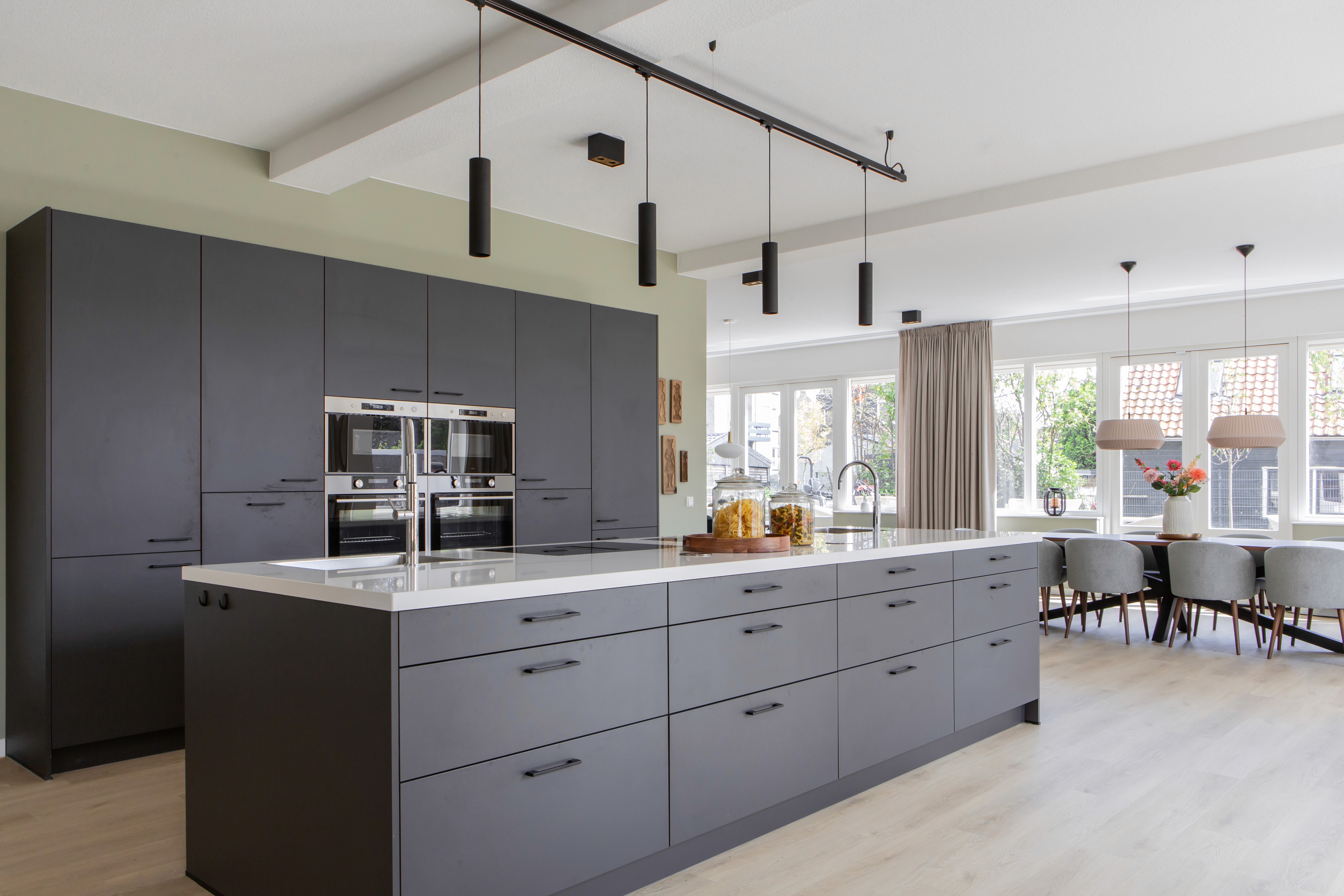 donker grijze keuken groene muren