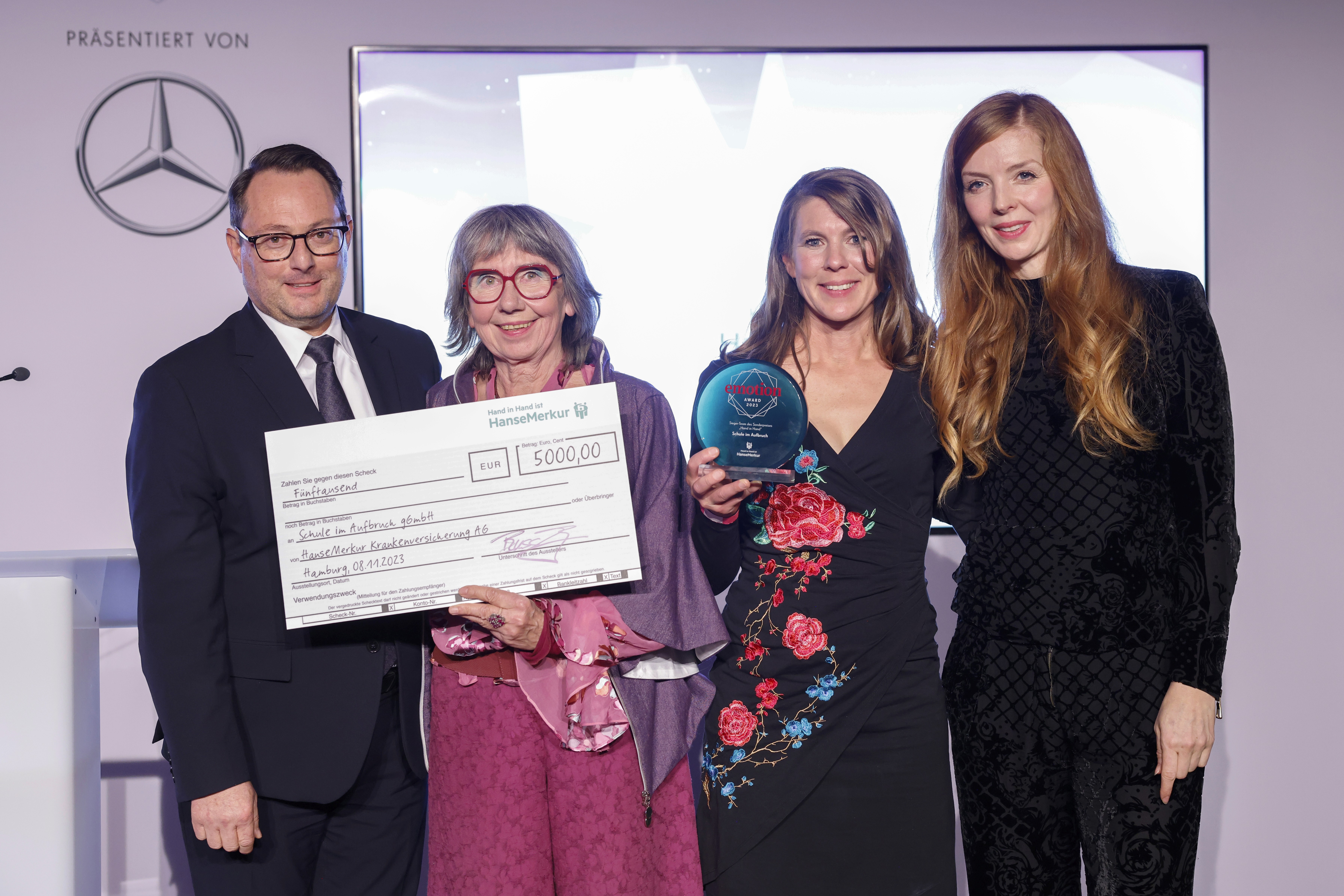 Eric Bussert (HanseMerkur), das Sieger-Team in der Kategorie "Team-Sonderpreis Hand in Hand" Schule im Aufbruch, vertreten durch Margret Rasfeld und Miriam Remy mit der Laudatorin Pheline Roggan