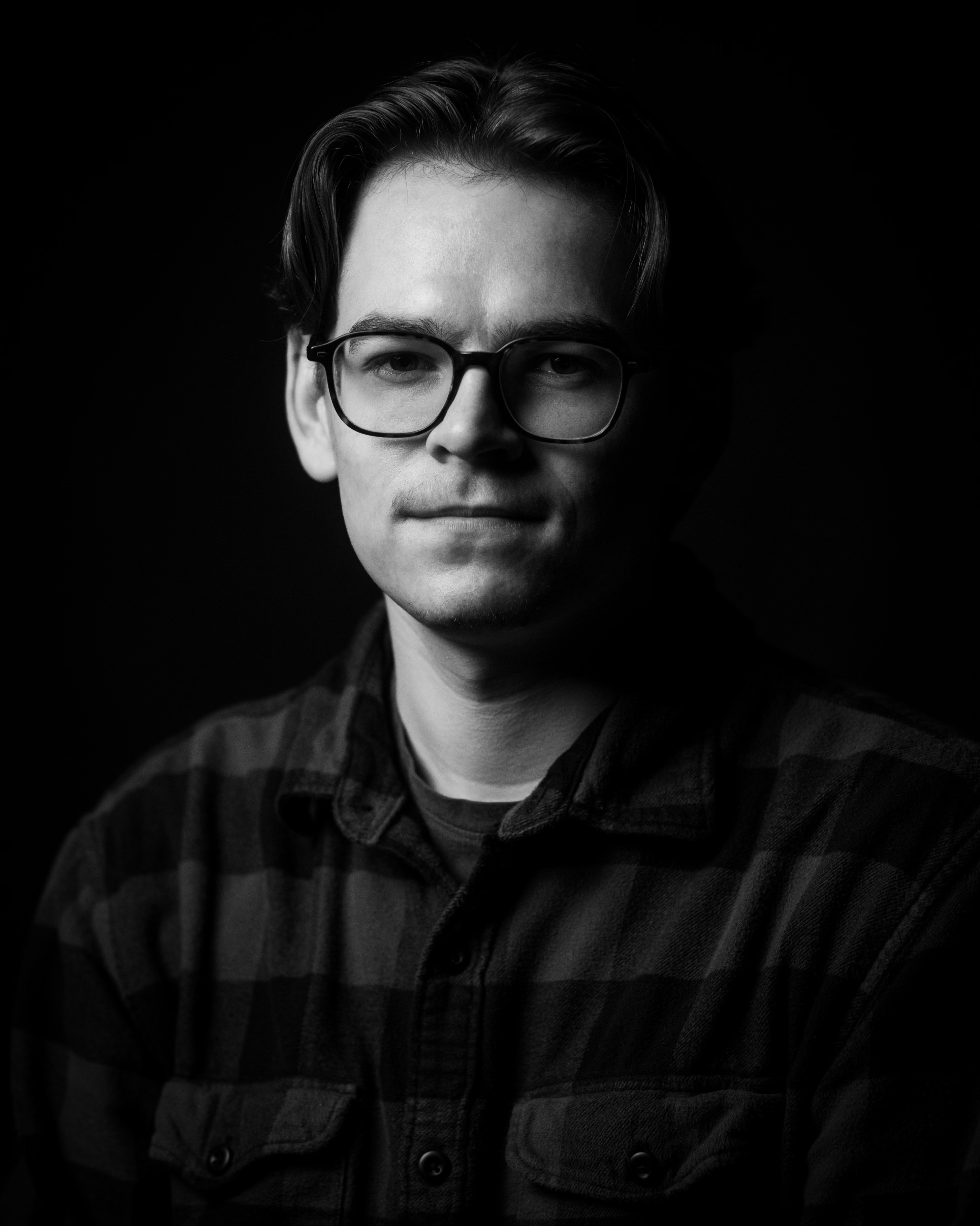 Person with light blue shirt looks to his right side