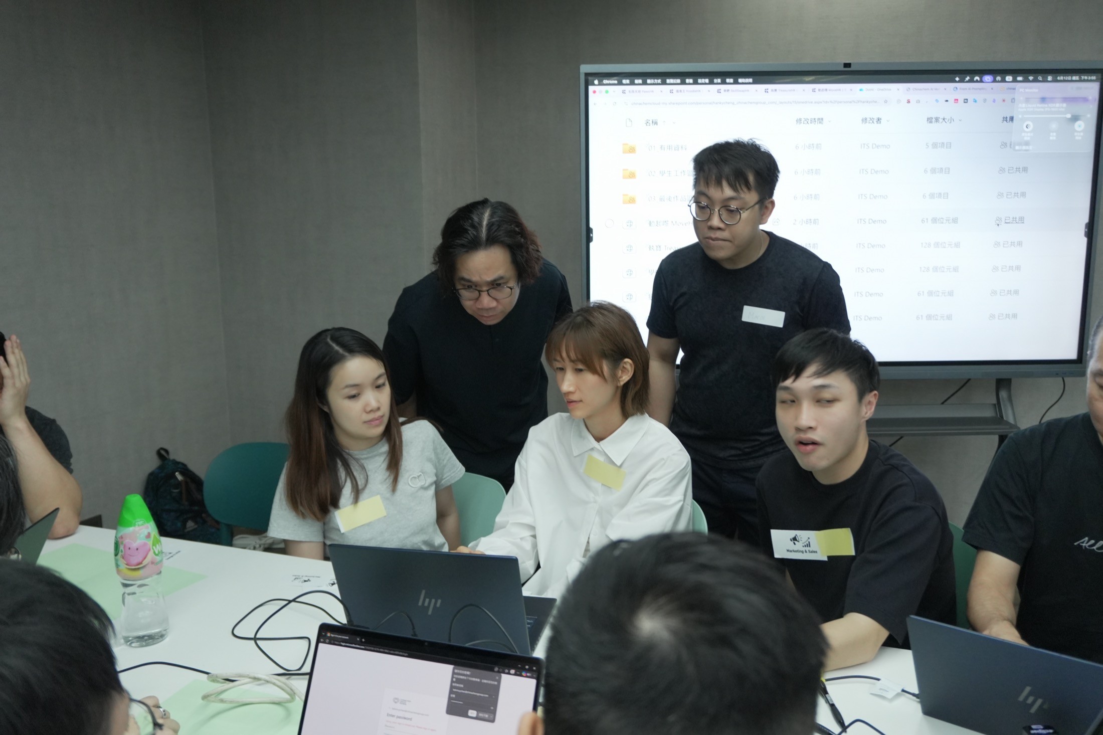 參加者展示 TreasureHK pitch deck,準備 AI Hackathon 最終匯報。