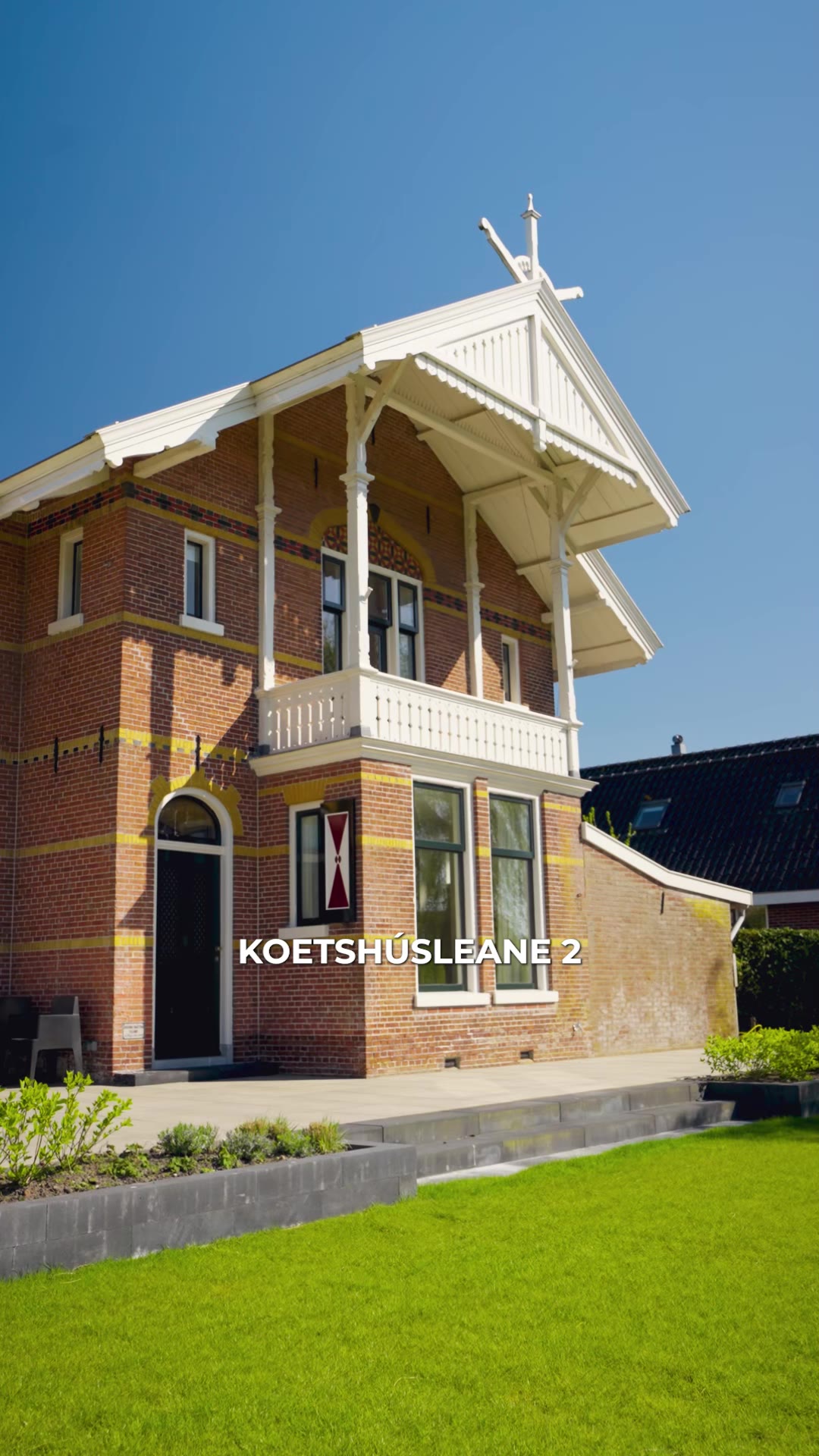 Bakstenen woning met grasveld