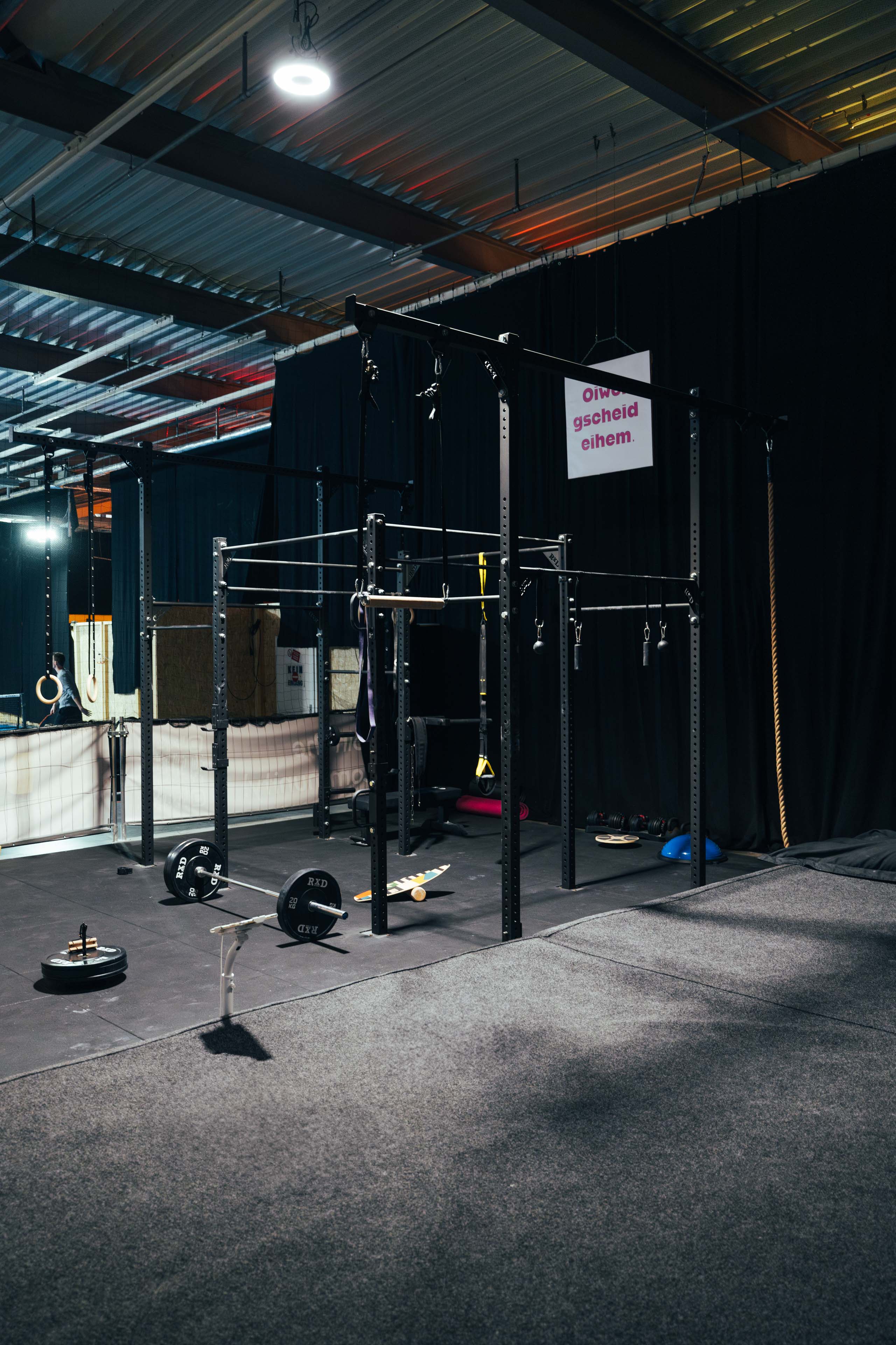 Kettlebell auf Trainingsmatte im Indoor Functional Fitness Bereich – Krafttraining zur Unterstützung von Bouldern und Calisthenics.