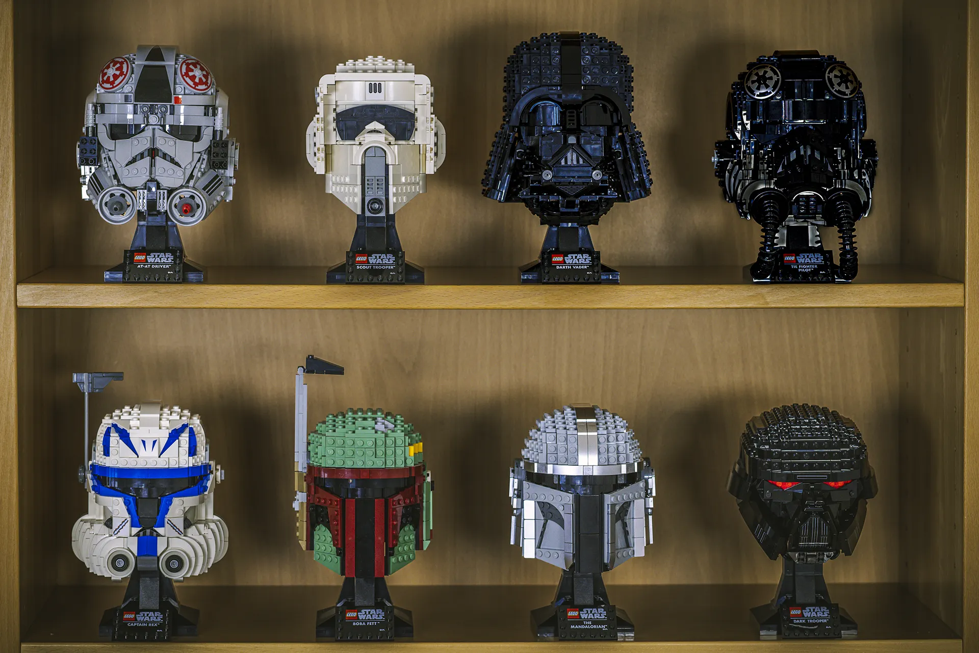 LEGO® modeller av kjente hjelmer fra Star Wars universet plassert i en bokhylle