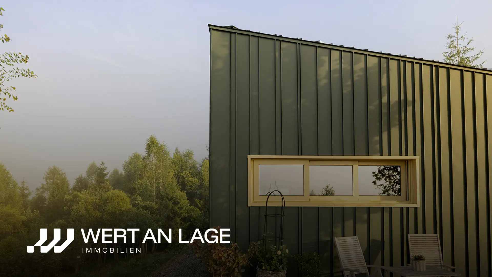 Ein Bild von einem modernen grünen Haus mit dem Logo von Wert an Lage Immobilien.