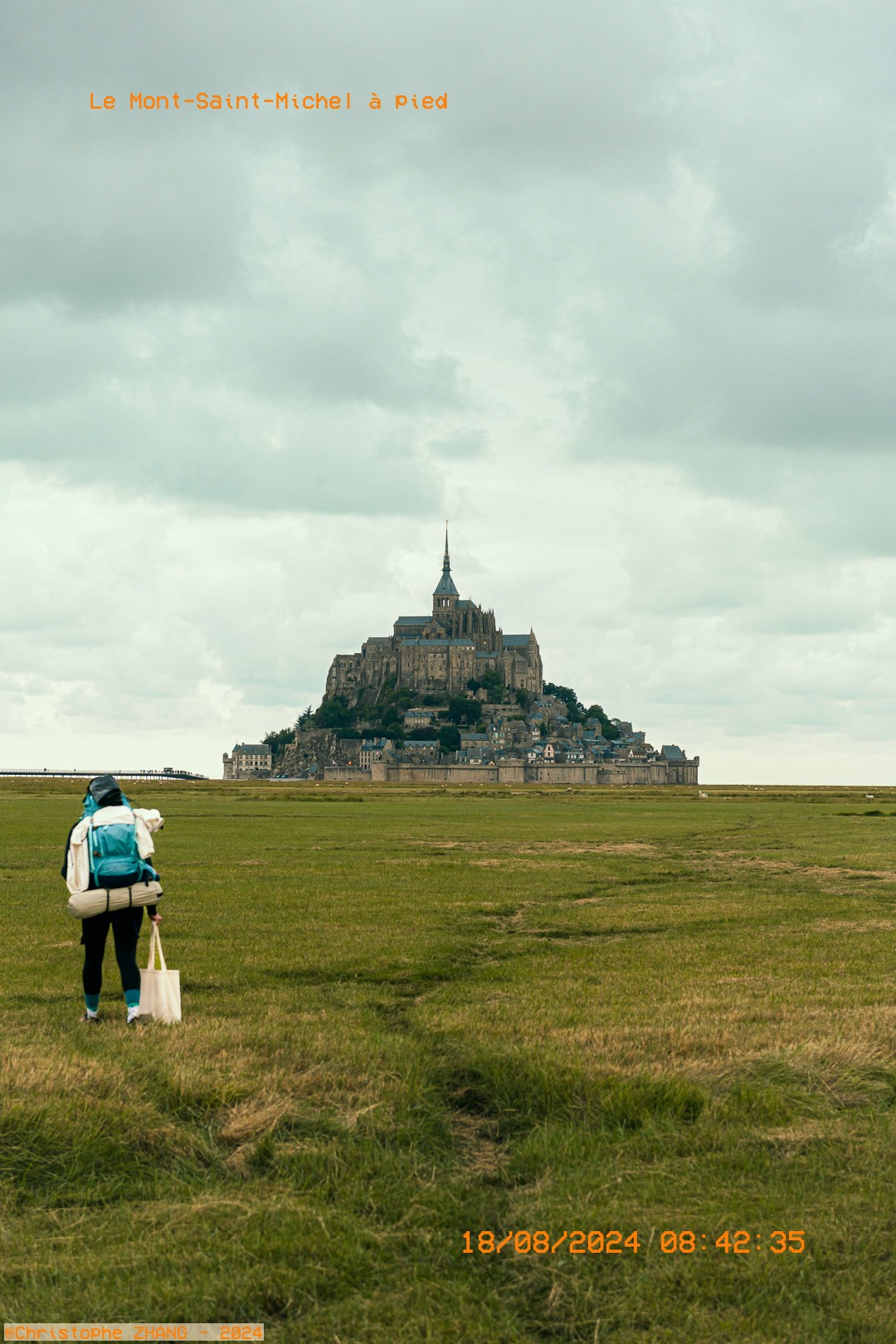 Portrait d'une marcheuse devant le Mont Saint‑Michel, halte randonnée.