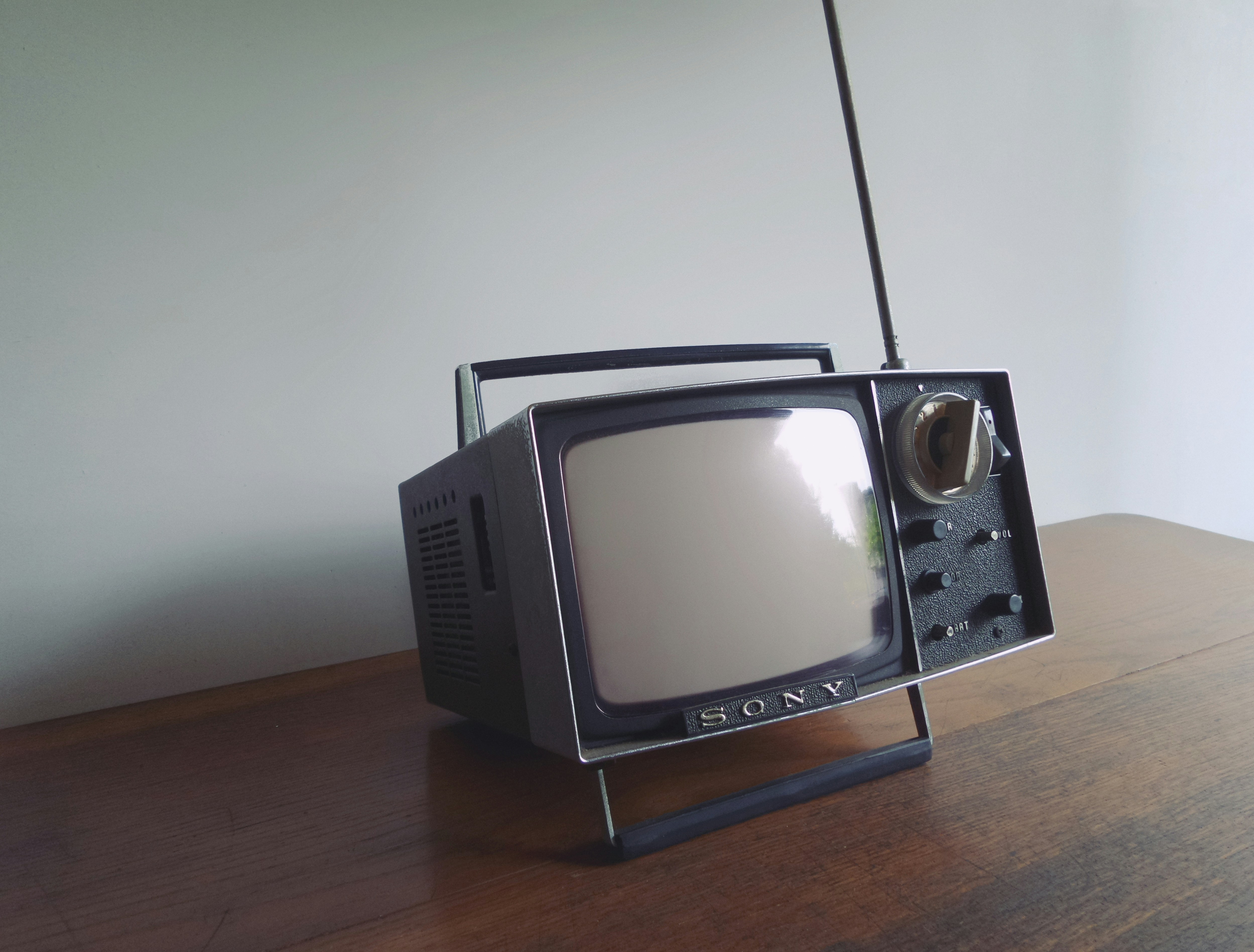 A retro TV on the woodendesk 