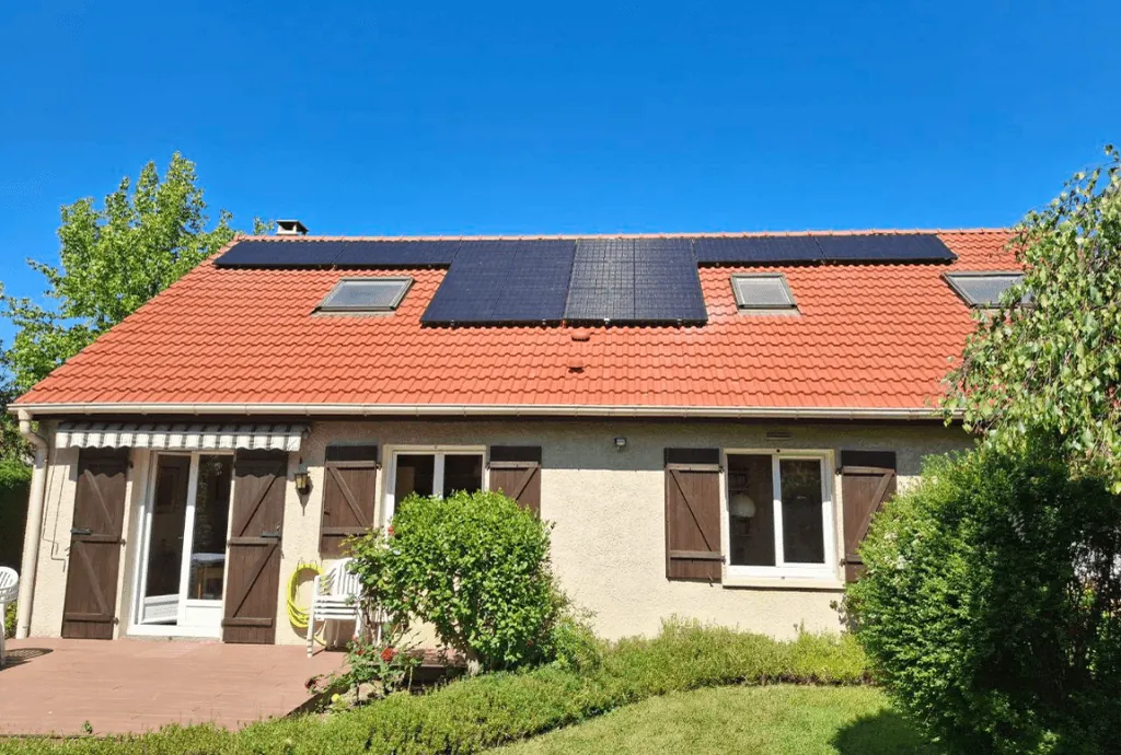 Photo d'une résidence à Voisins-le-Bretonneux équipée de panneaux photovoltaïques dont l'installation a été faite par Solarock.