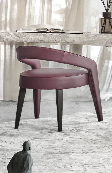 sala da pranzo contemporanea di lusso con una selezione di mobili Rivatelier