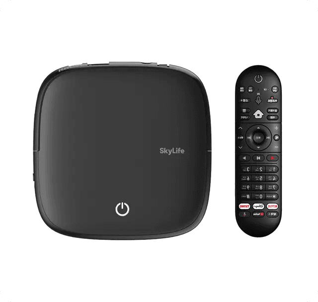 스카이라이프 로고가 새겨진 스카이라이프 셋톱박스 본체와 전용 리모컨이 나란히 놓여 있는 모습입니다.