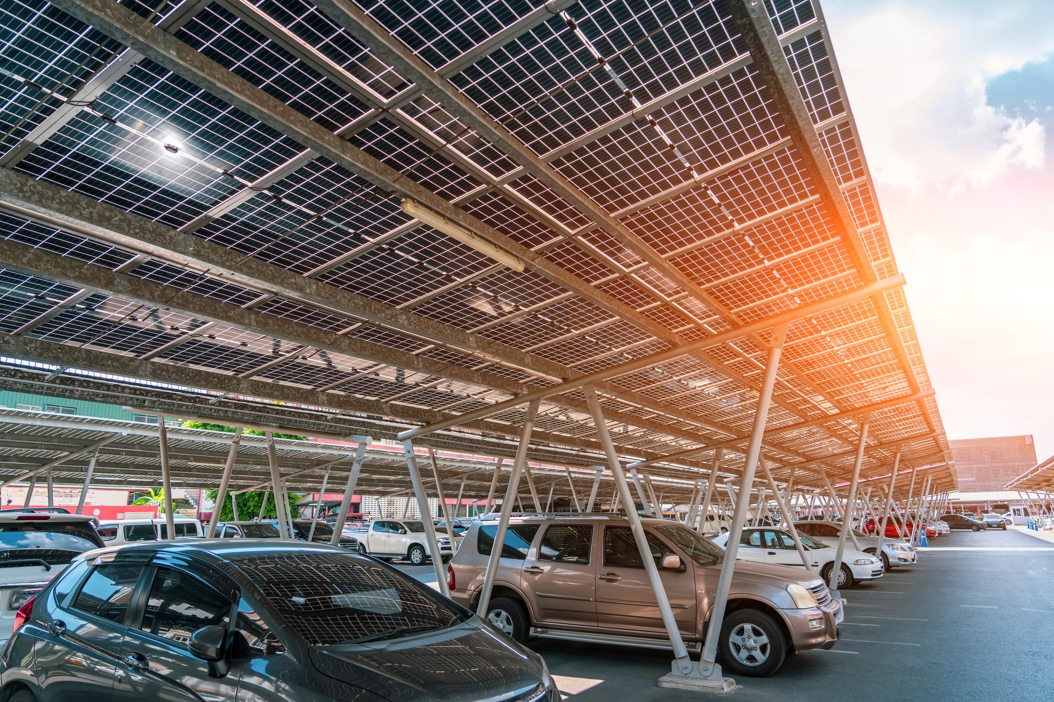 photo d'un parking d'entreprise avec du solaire